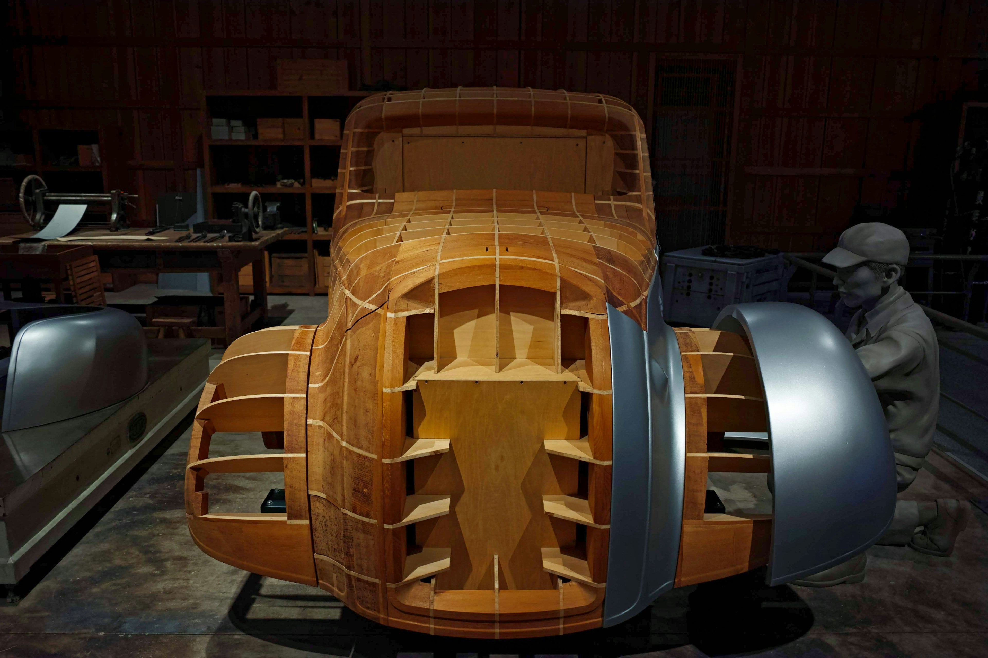 Un modello di auto in legno esposto in un laboratorio