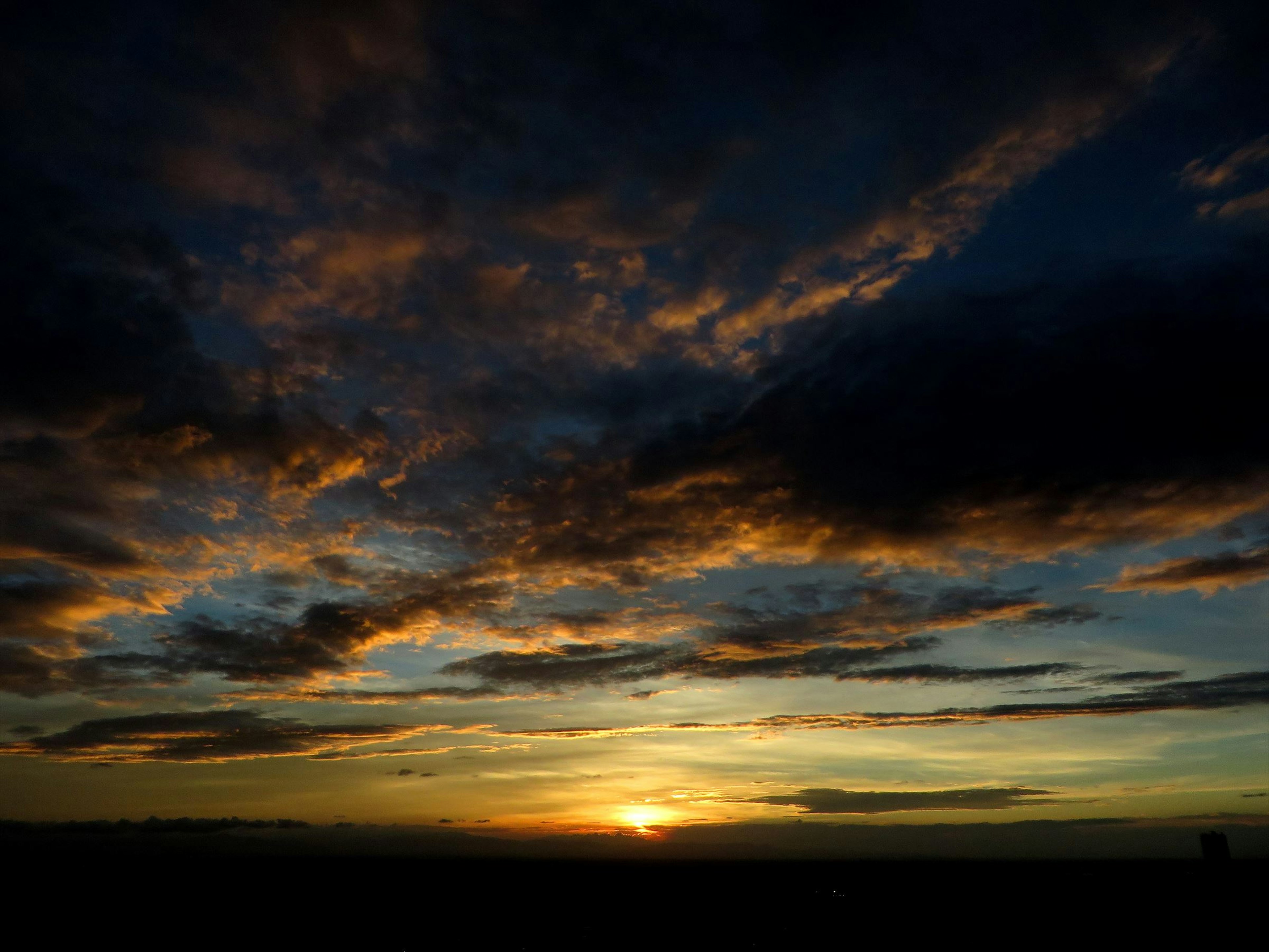 Hermoso cielo al atardecer con nubes coloridas