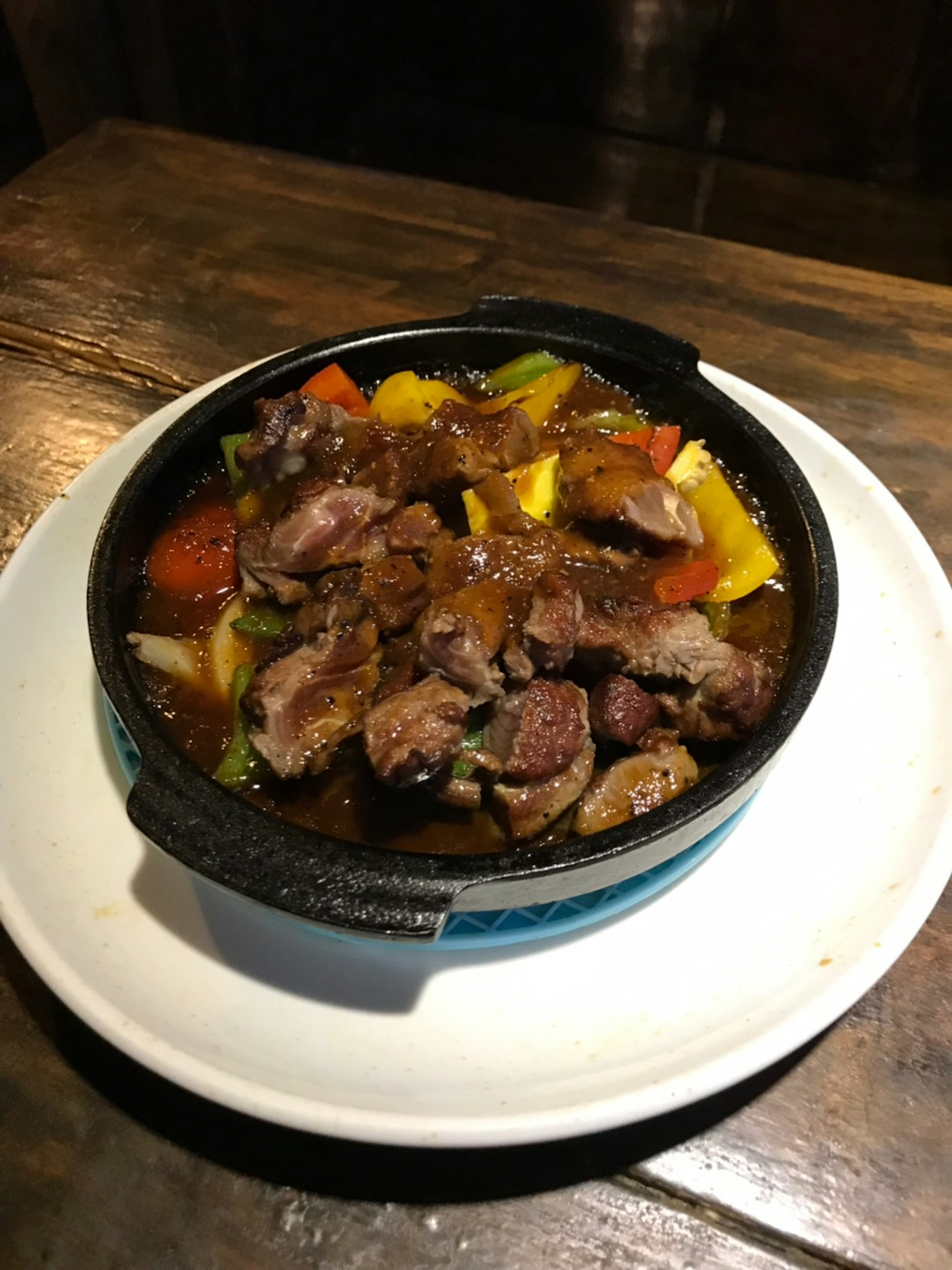 Plat fumant de viande et de légumes dans une casserole en fonte