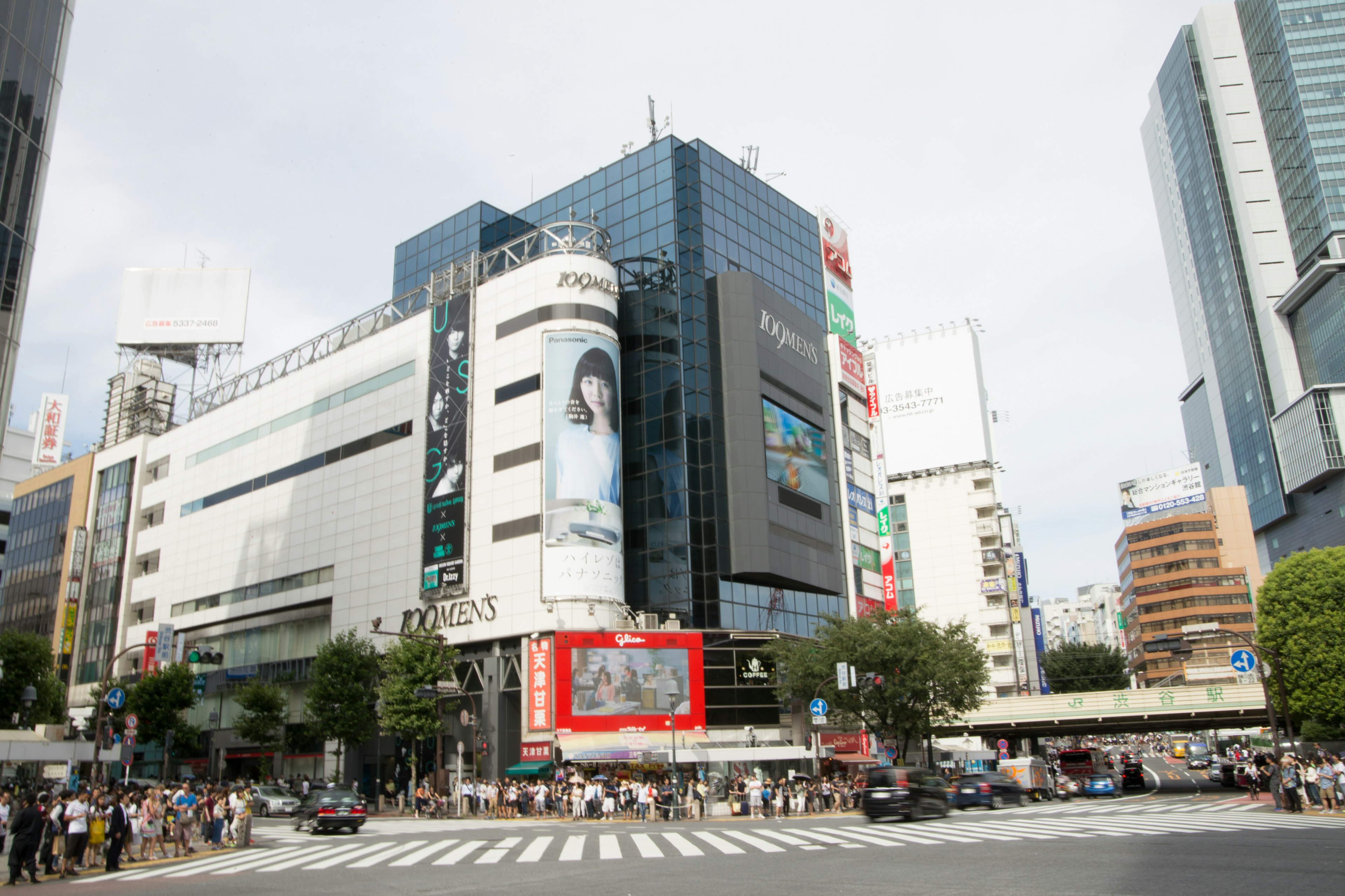 Pemandangan perkotaan dengan bangunan dan iklan di persimpangan Shibuya