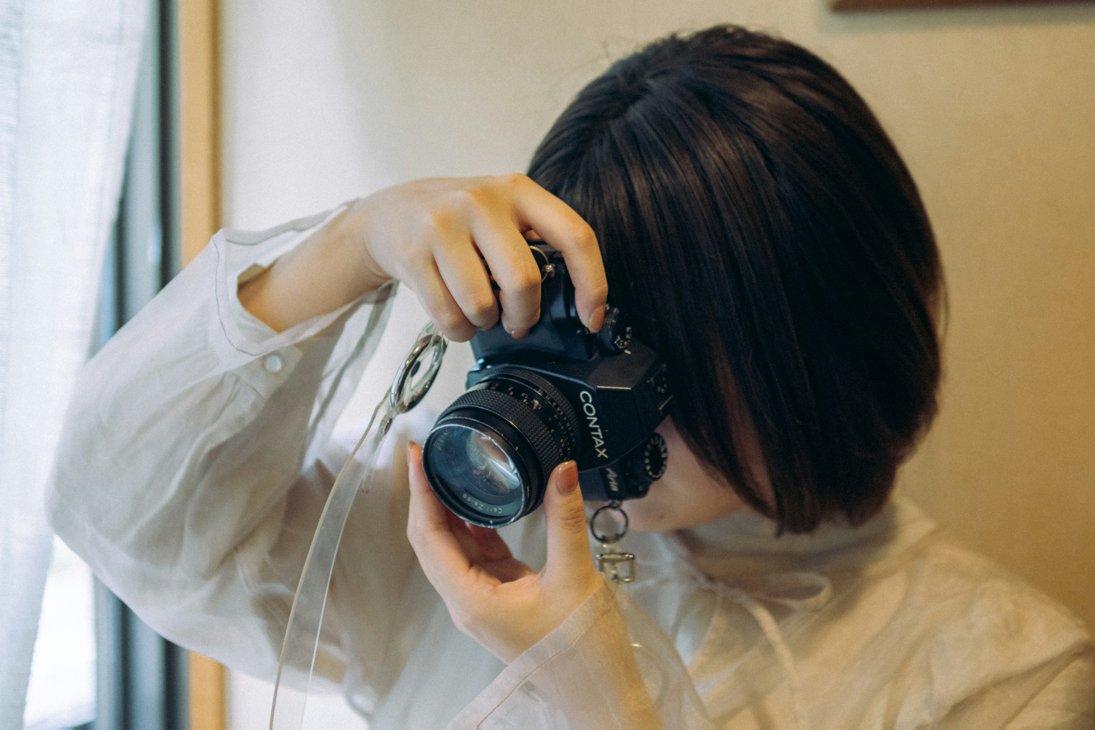 Seorang wanita sedang mengambil foto dengan kamera