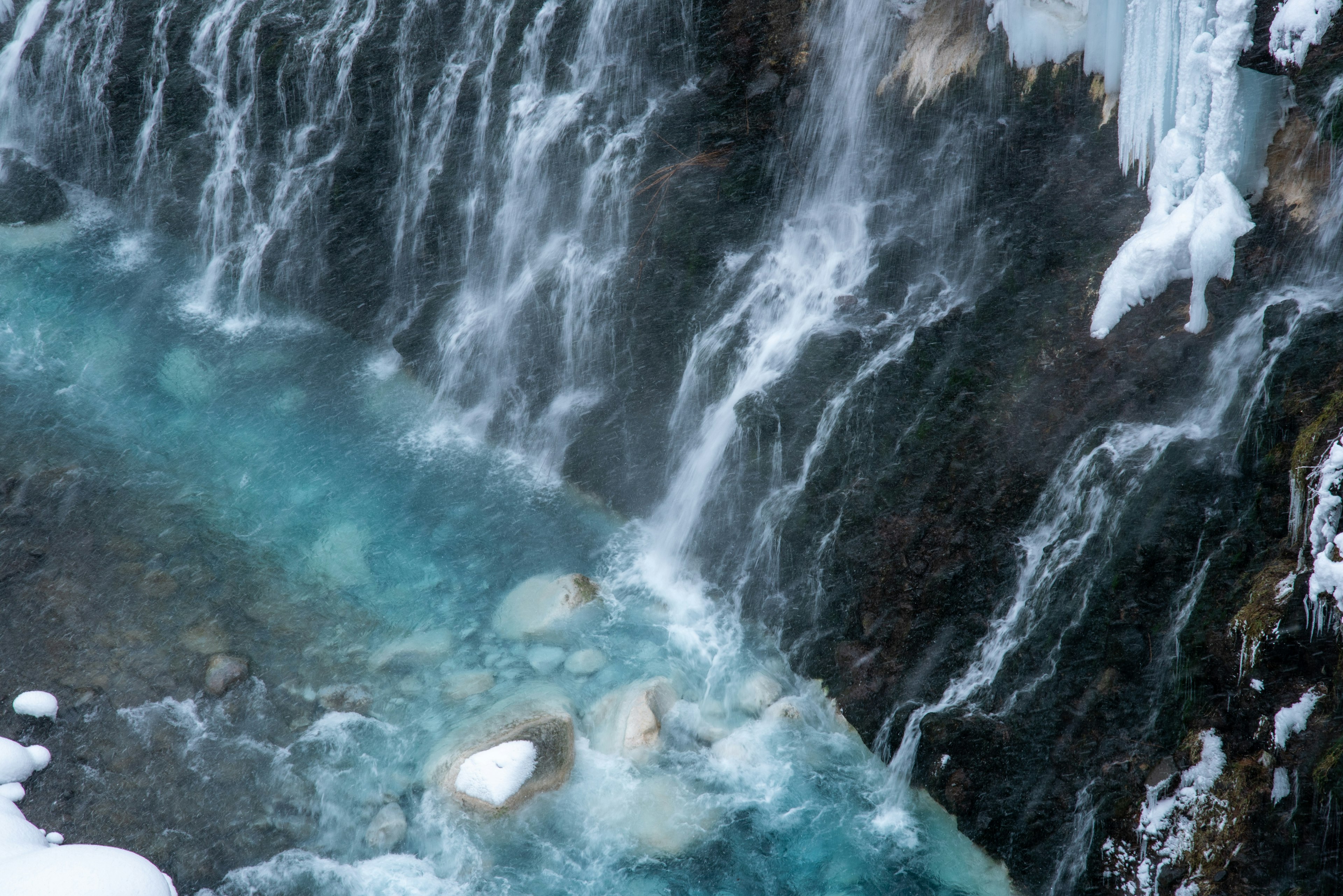 Pemandangan indah dengan air terjun es dan air biru yang mengalir