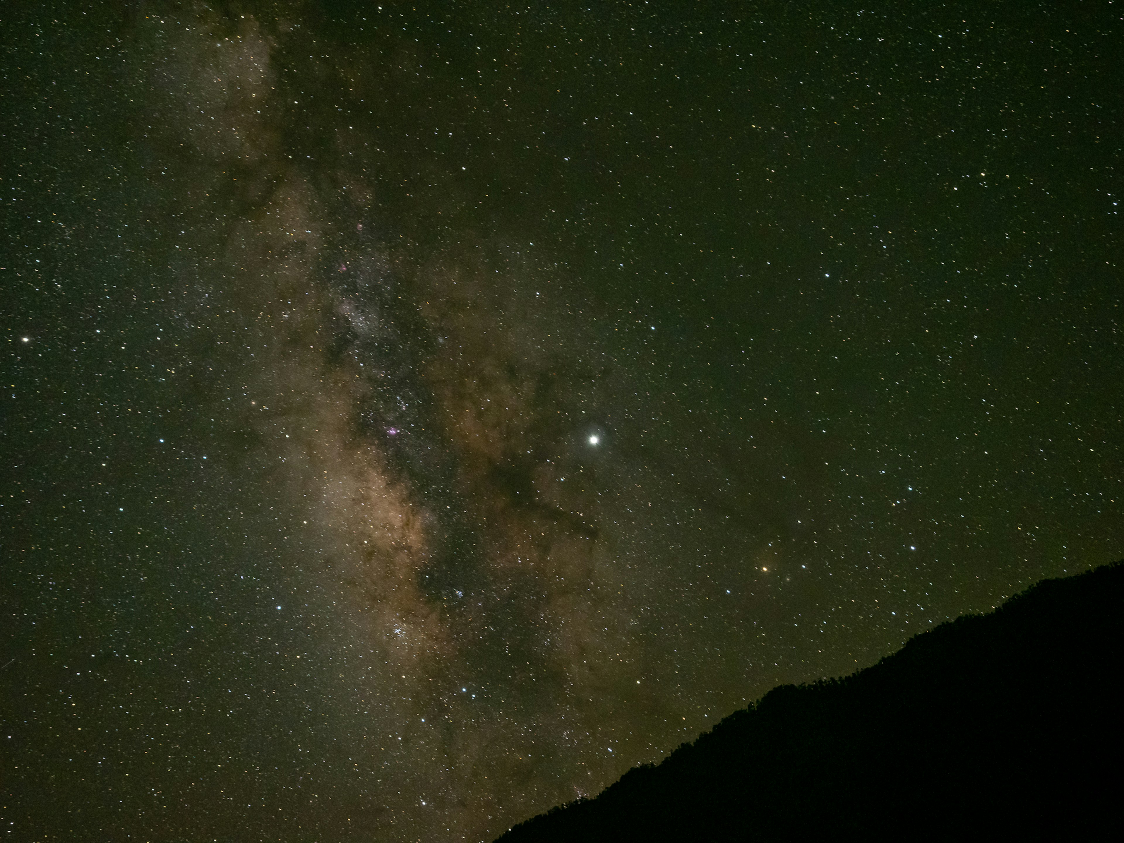 Magnifique vue de la Voie lactée et des étoiles dans un ciel sombre