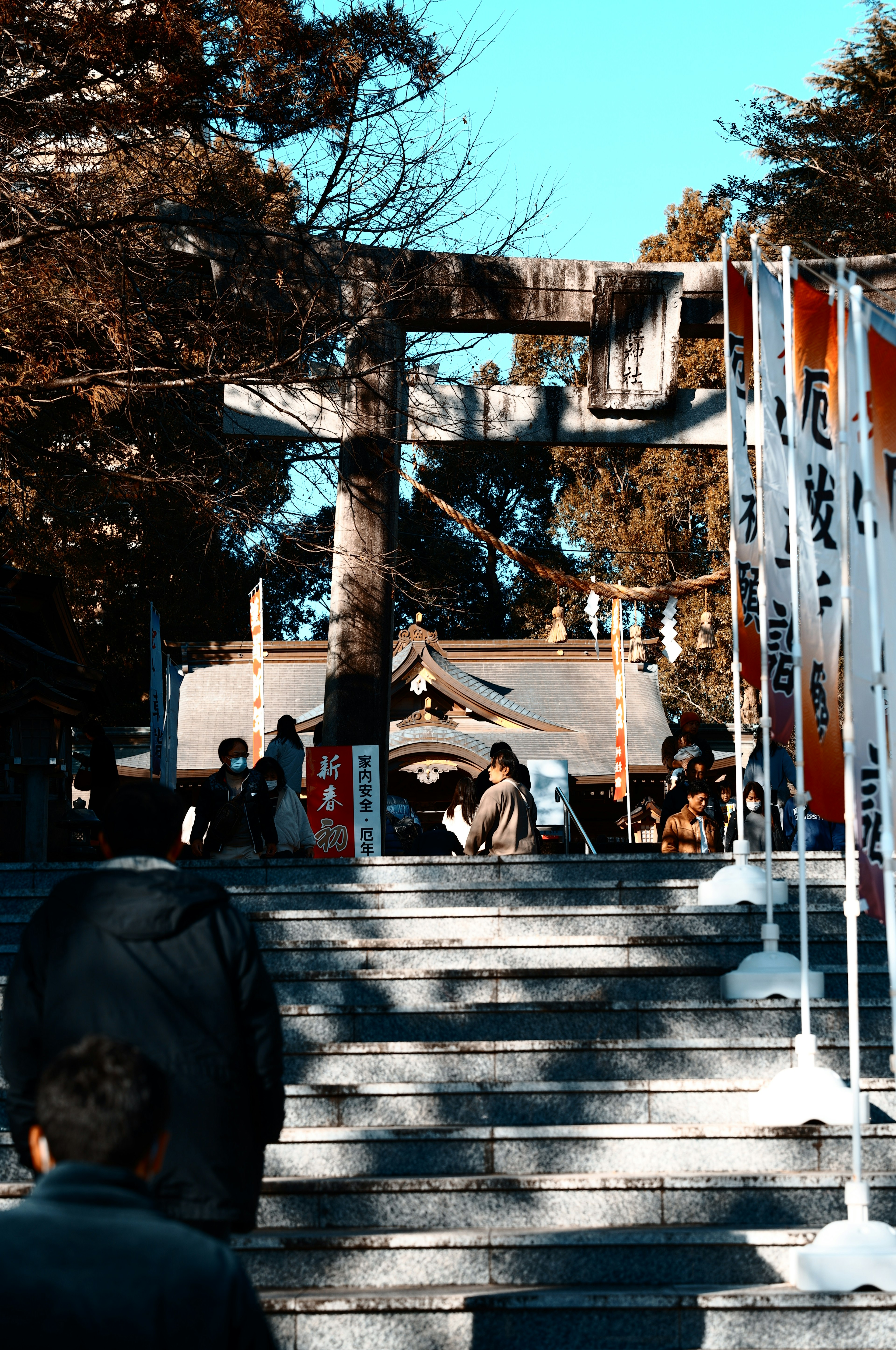 神社の鳥居と階段が見える風景 参拝者がいる