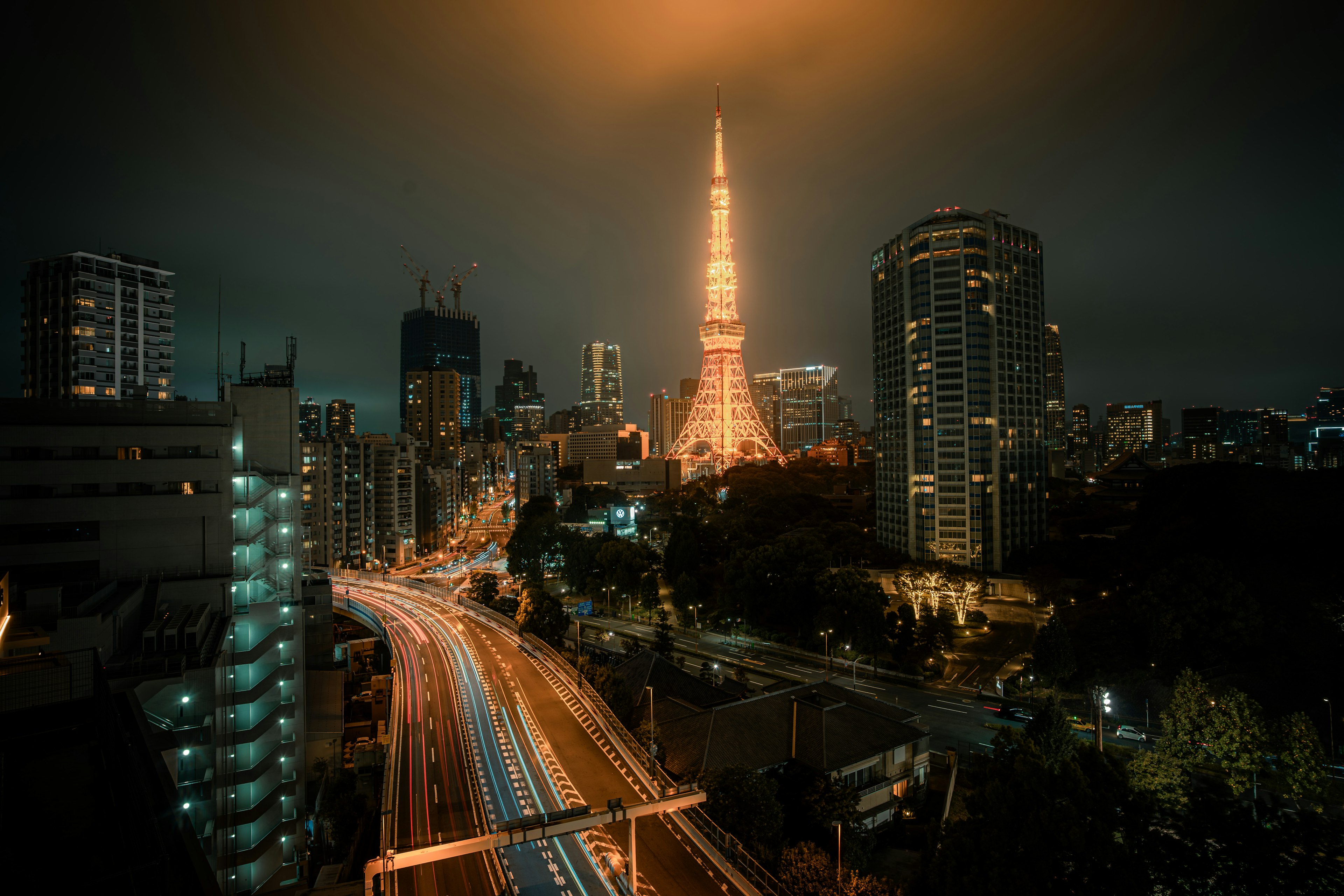 東京タワーが夜空に輝いている都市の風景