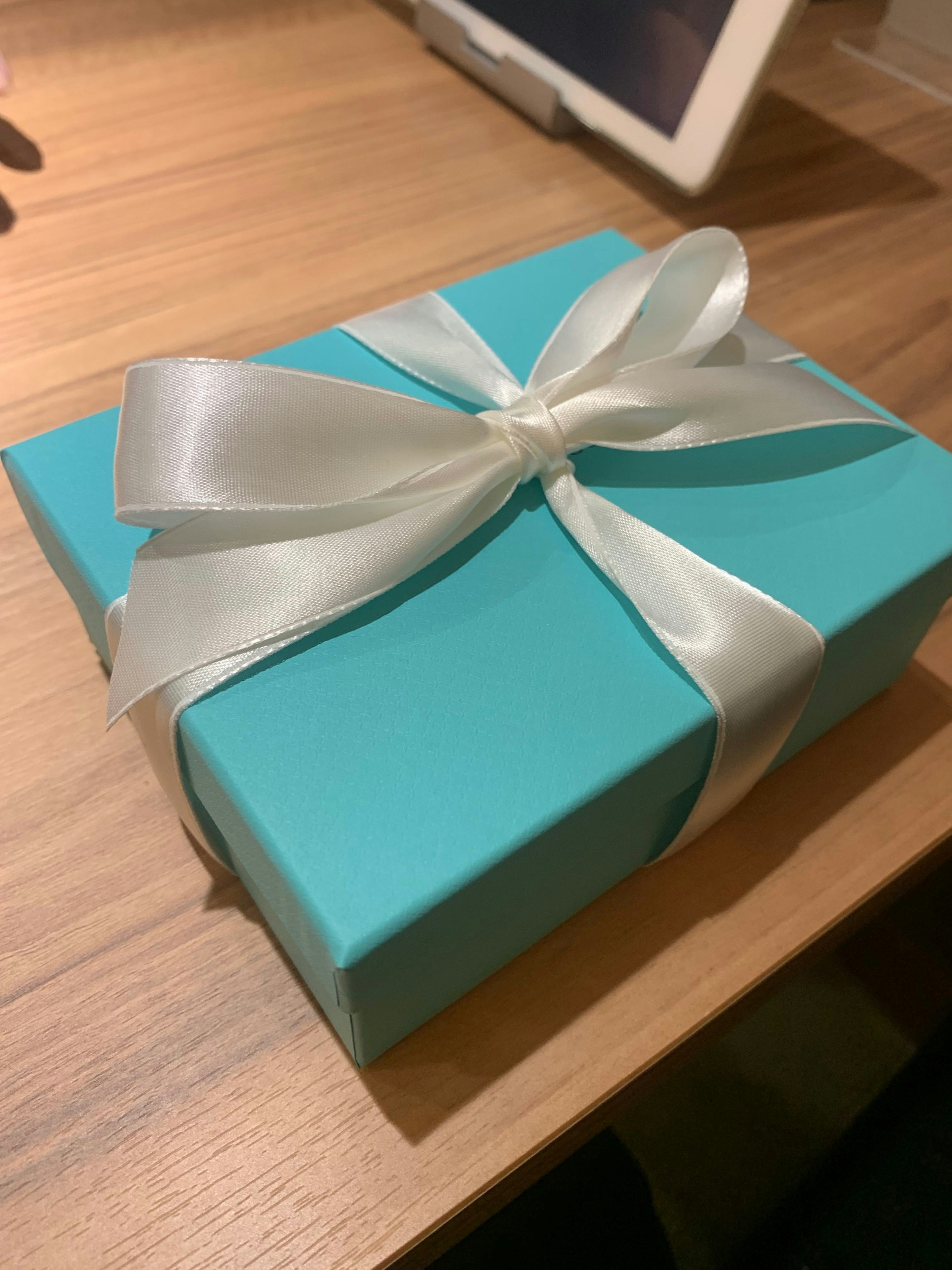 Kotak hadiah biru Tiffany diikat dengan pita putih