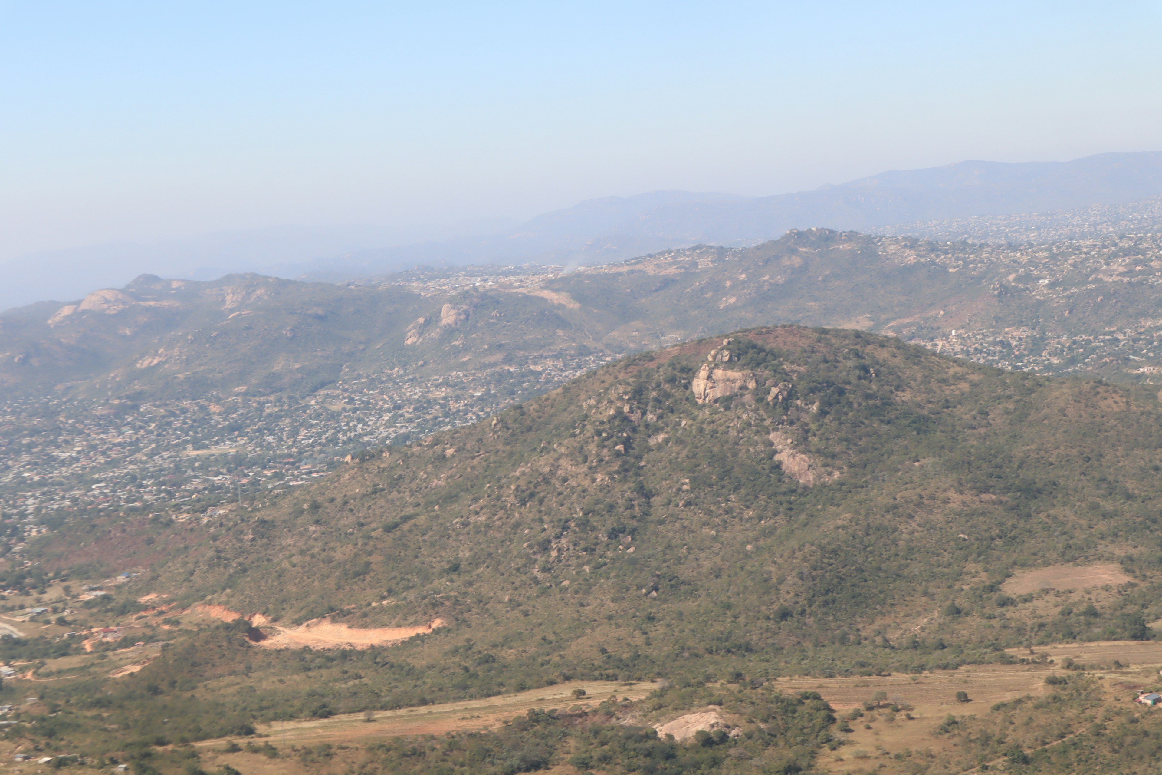 Paisaje con montañas y pueblos