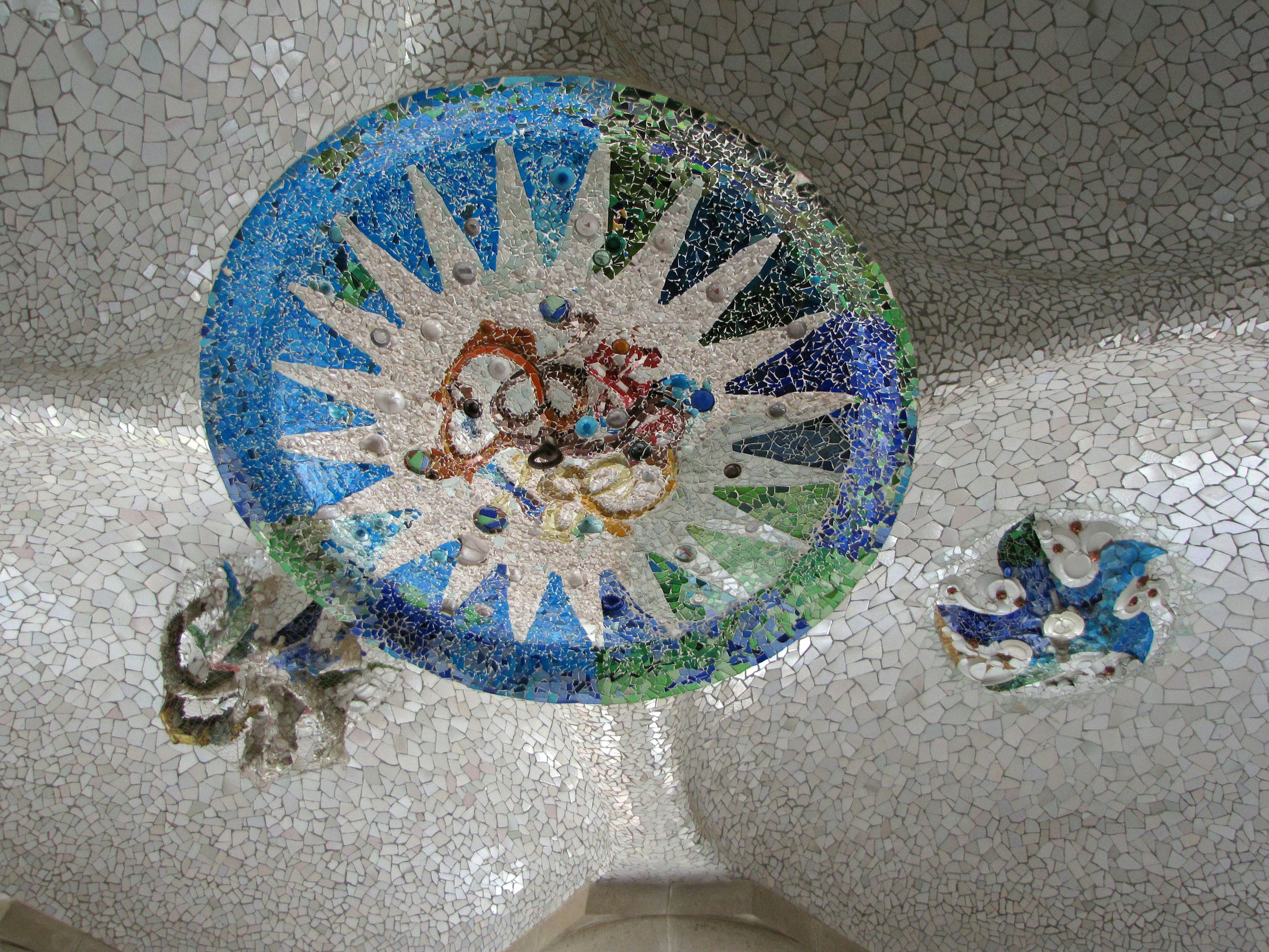 Techo de mosaico colorido con un diseño circular azul y patrones intrincados