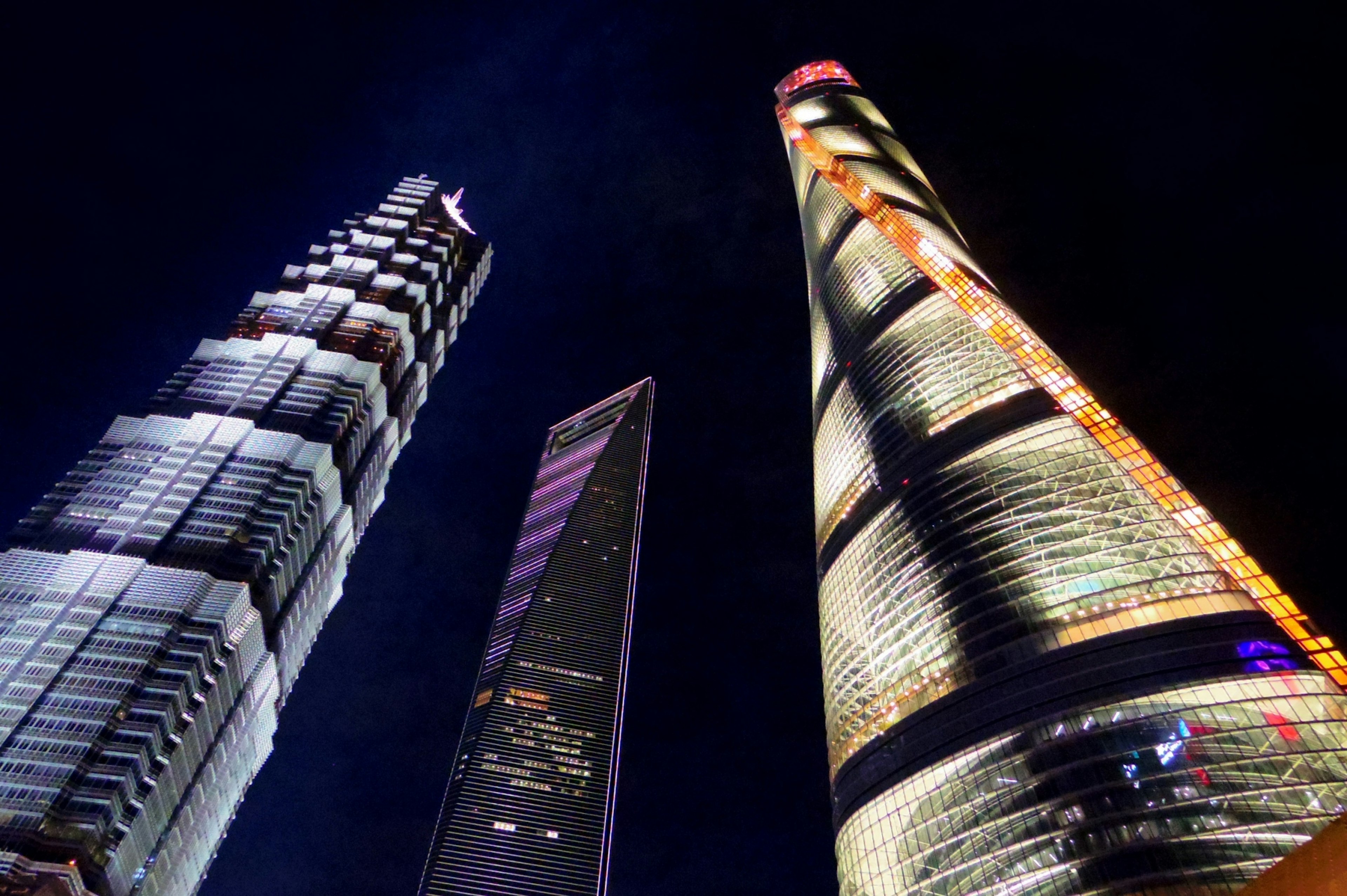 Pemandangan menakjubkan gedung pencakar langit Shanghai di malam hari