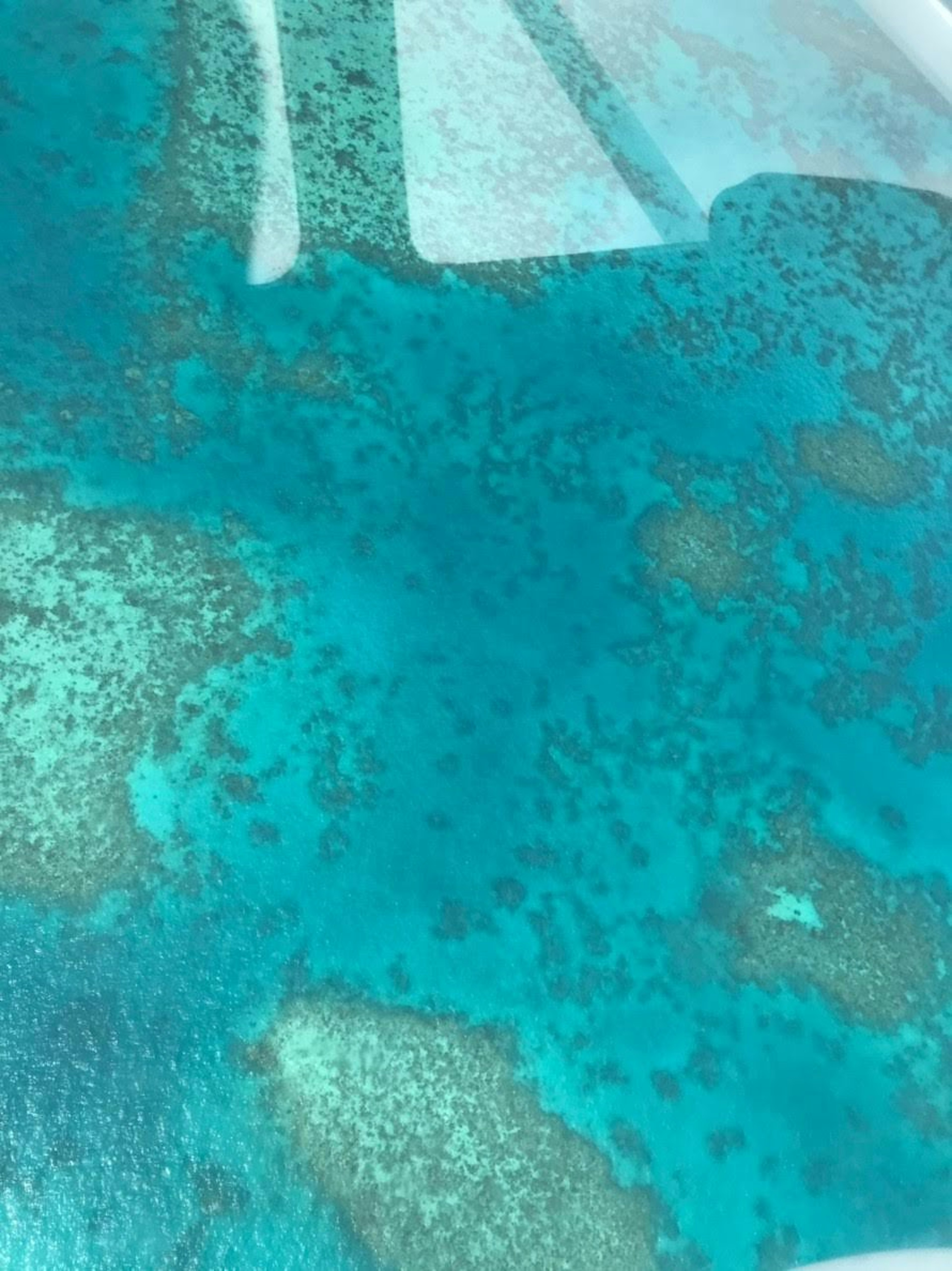 Gambar permukaan air turquoise dengan pola