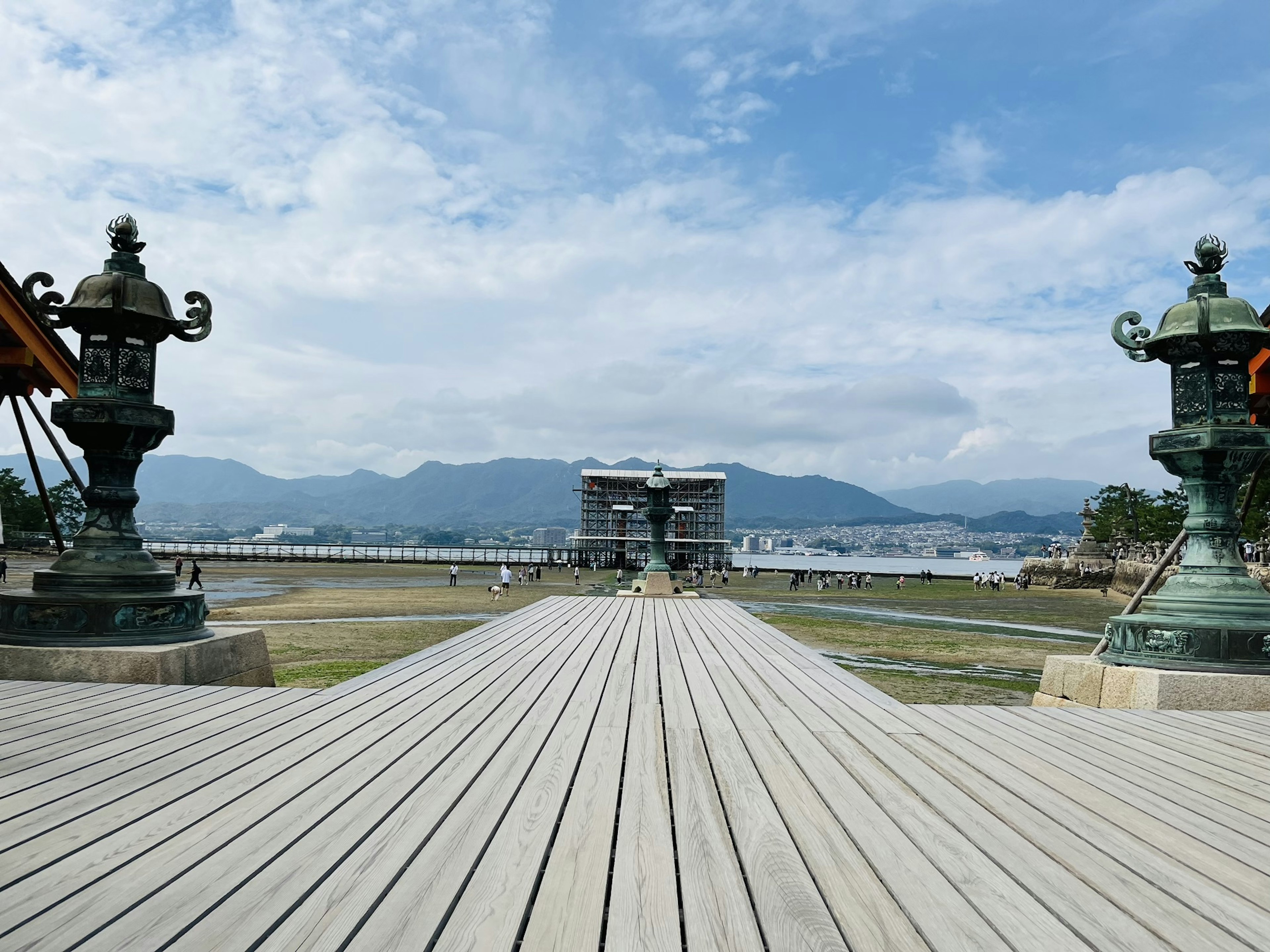 Vue panoramique d'un chemin en bois avec des lanternes anciennes et des montagnes en arrière-plan