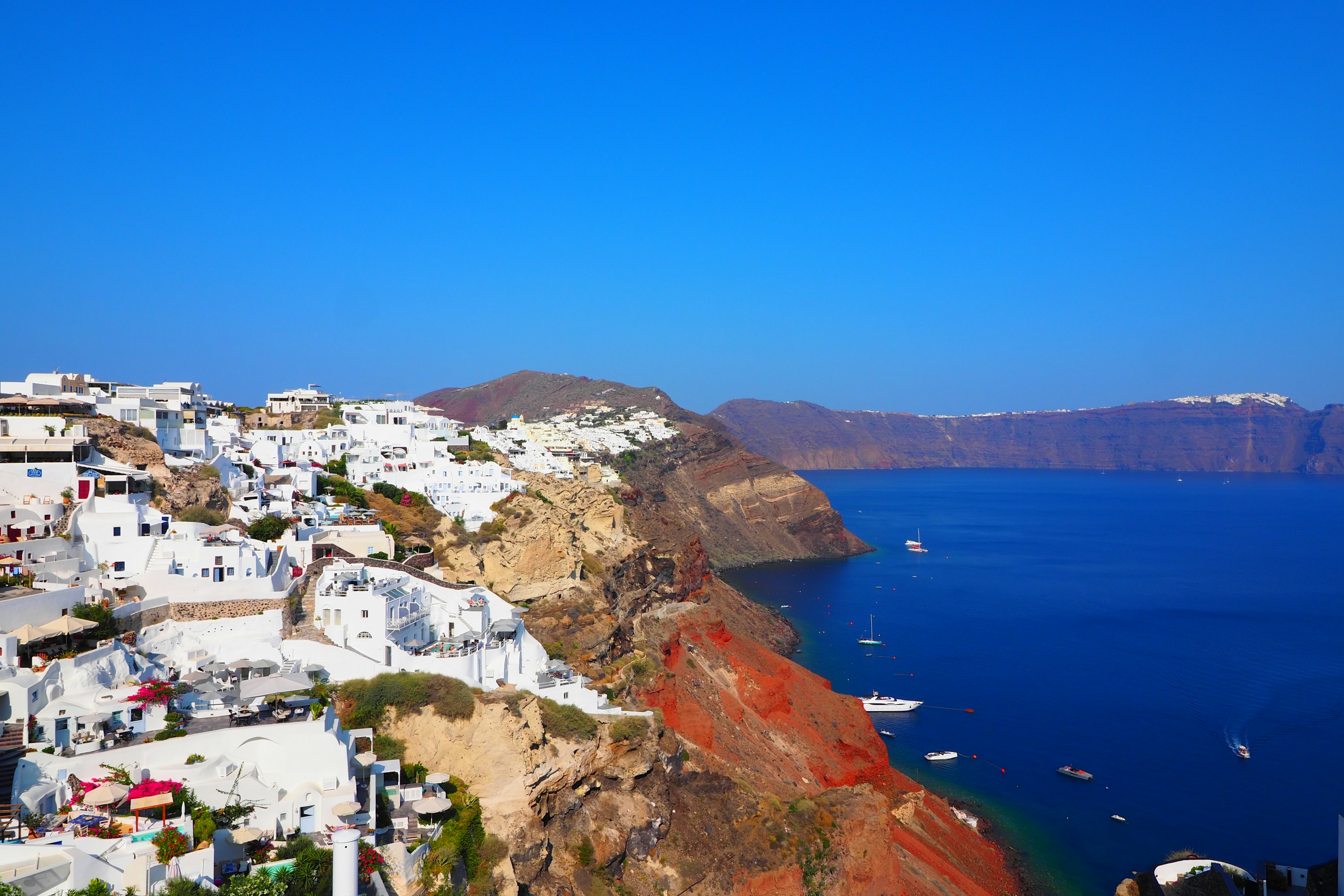 Blick auf Santorin mit weißen Gebäuden und blauem Meer