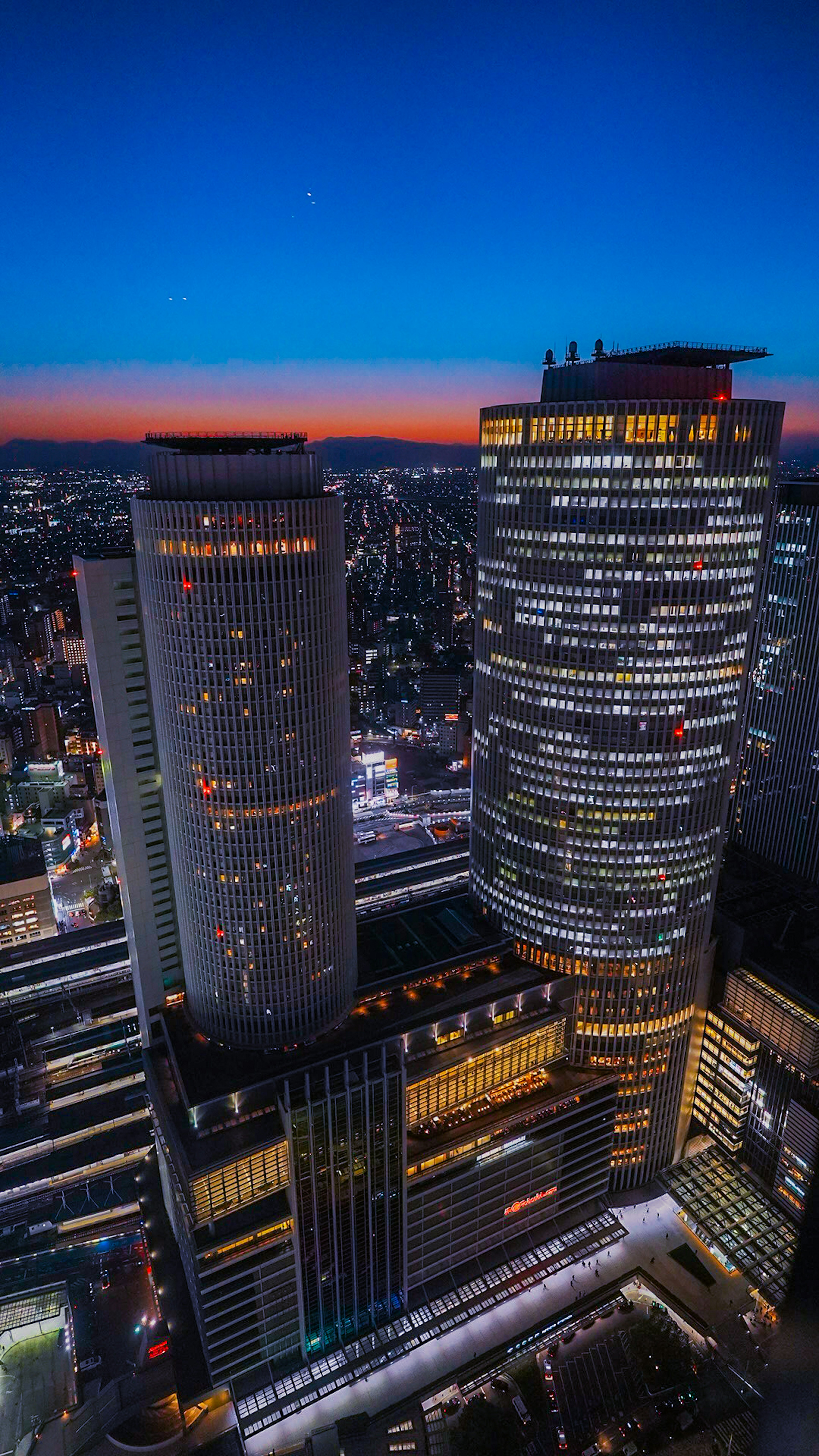 夜景の都市風景 高層ビルが並ぶ 夕暮れの空