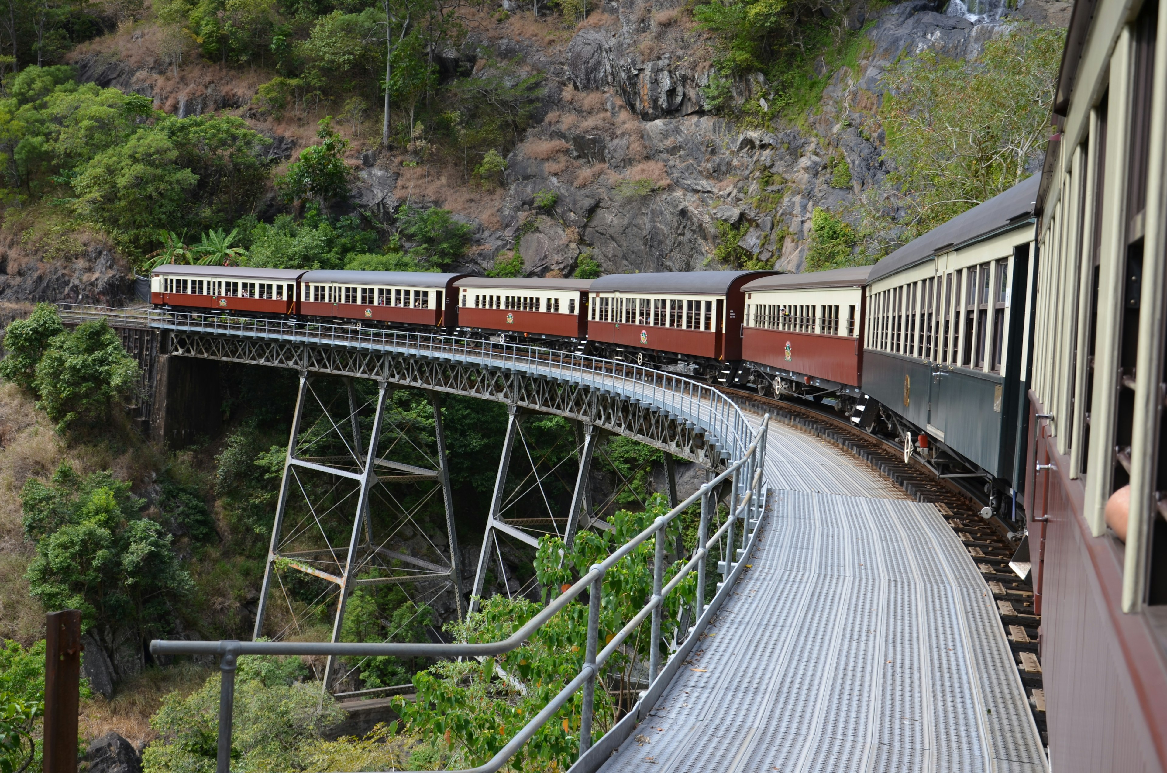 緑の山々の中を曲がる古い列車の風景