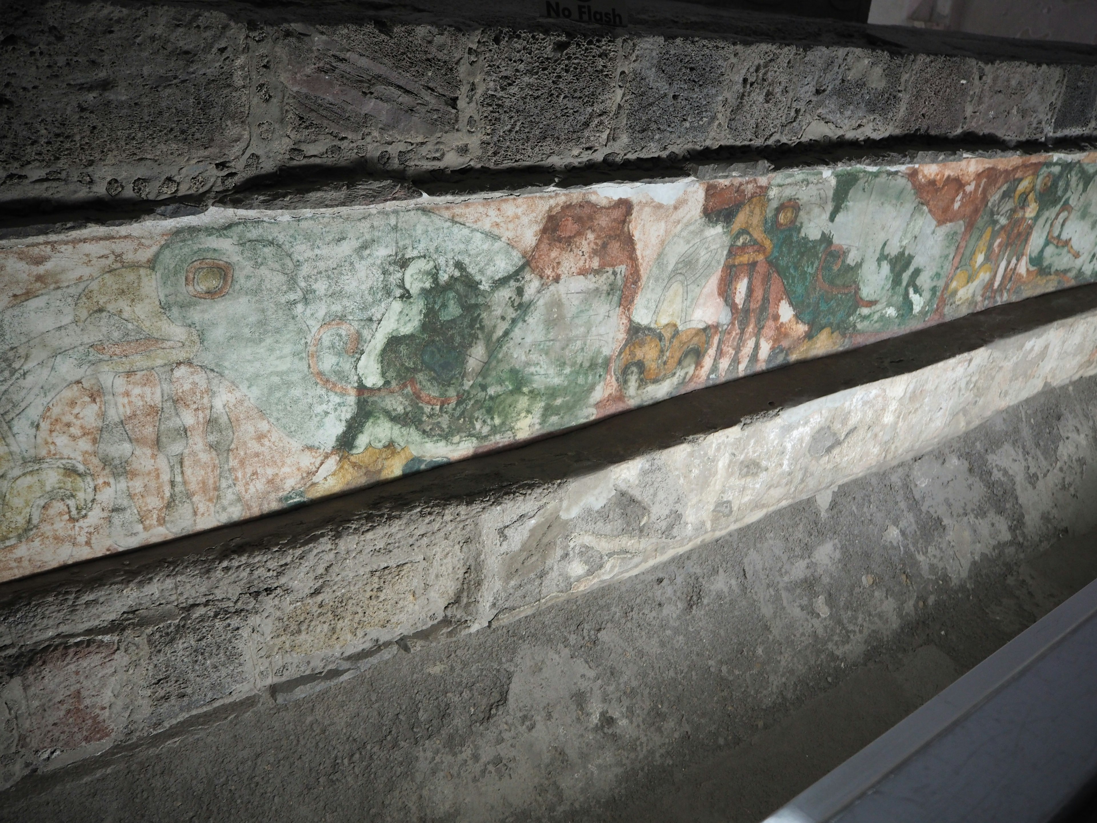 Mural ancien représenté sur une longue section de pierre