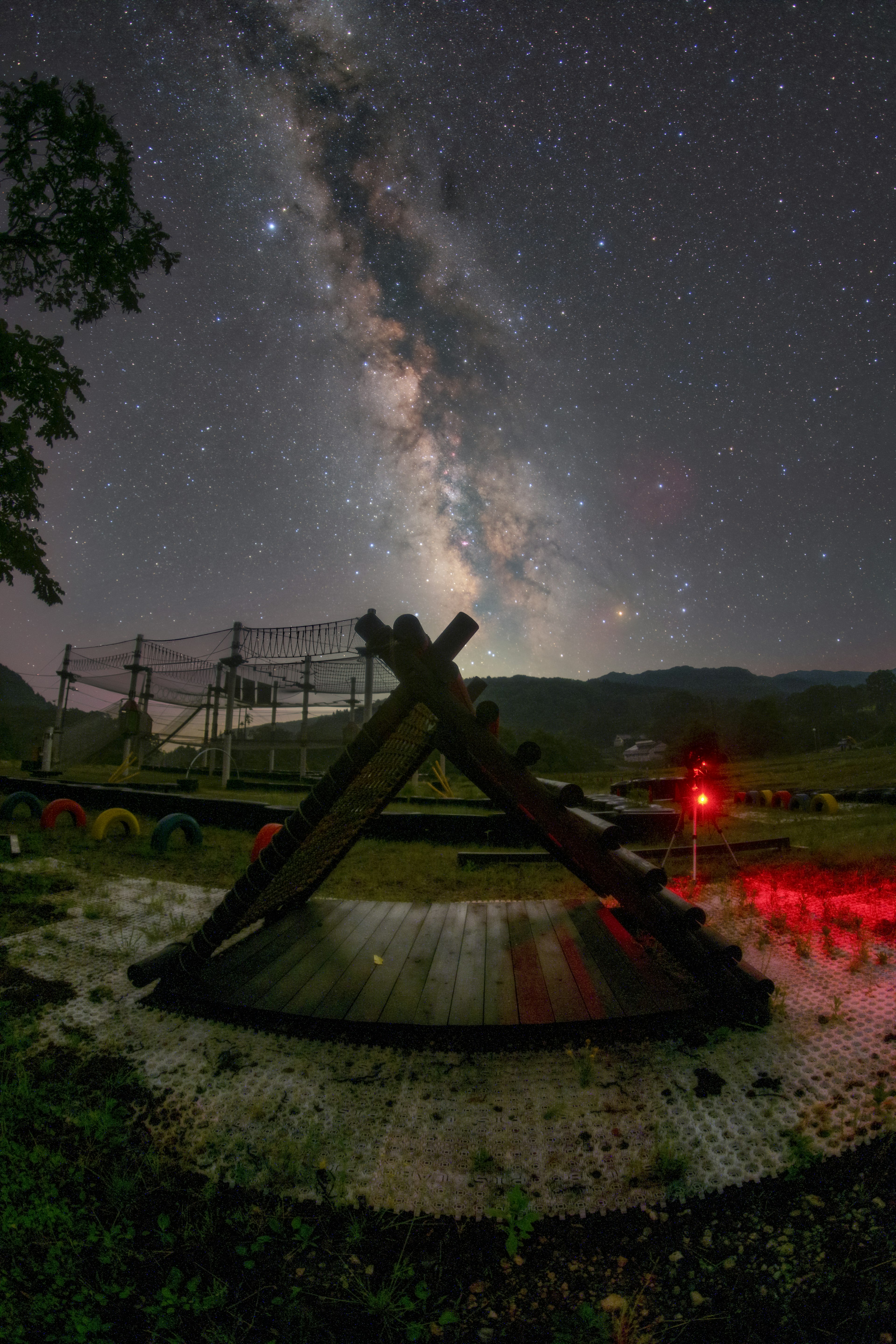 星空と天の川を背景にした木製の構造物