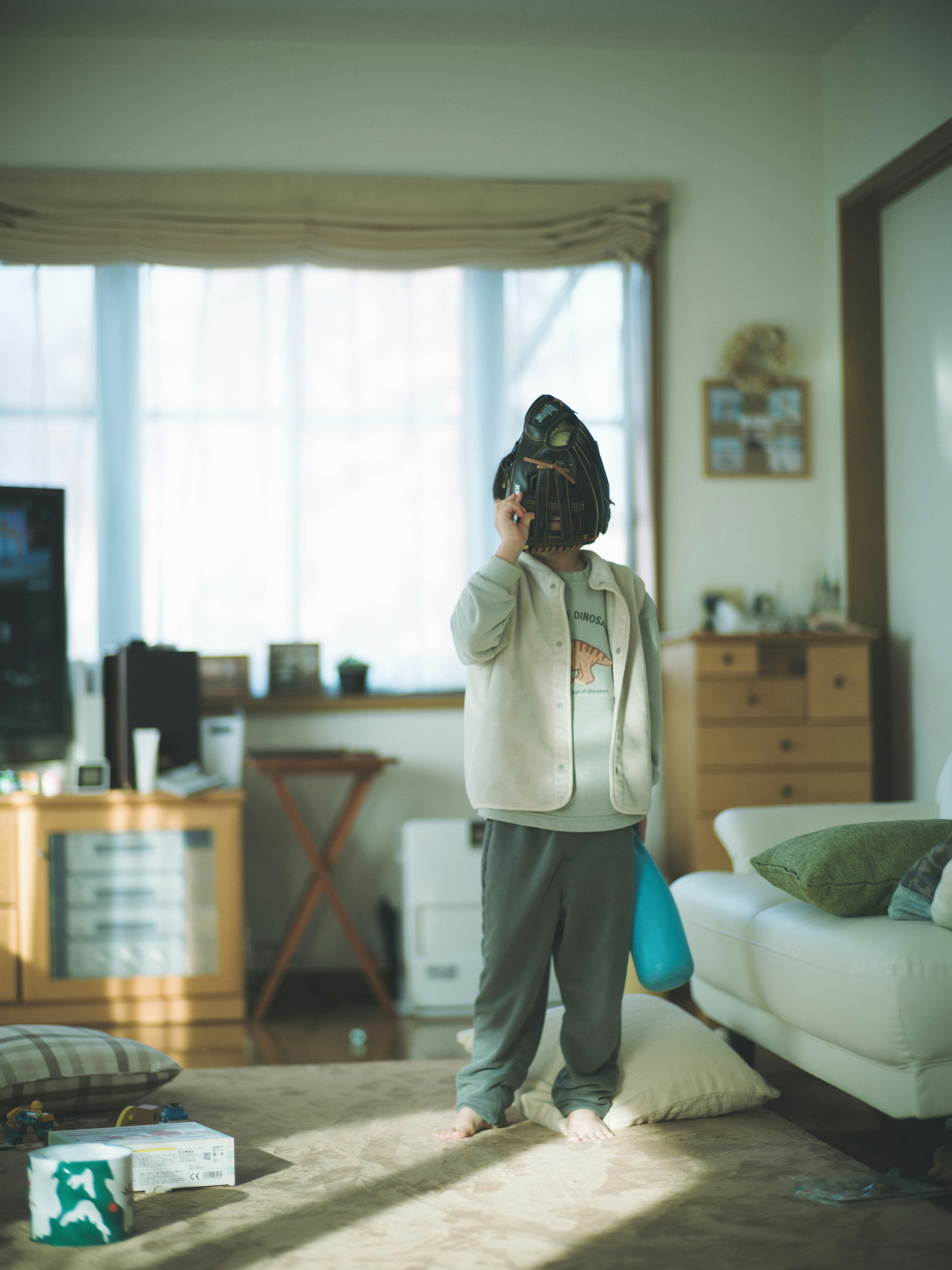 Un enfant portant un masque amusant dans un salon confortable