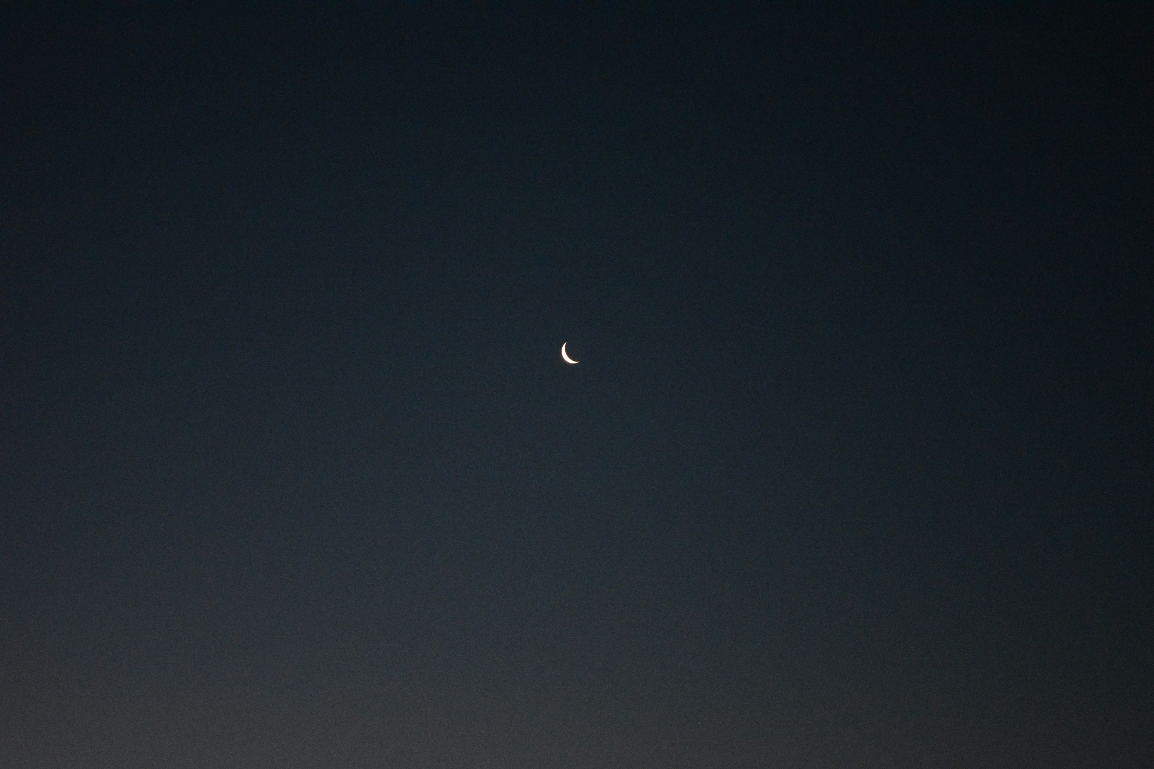 Sottile luna crescente in un cielo scuro