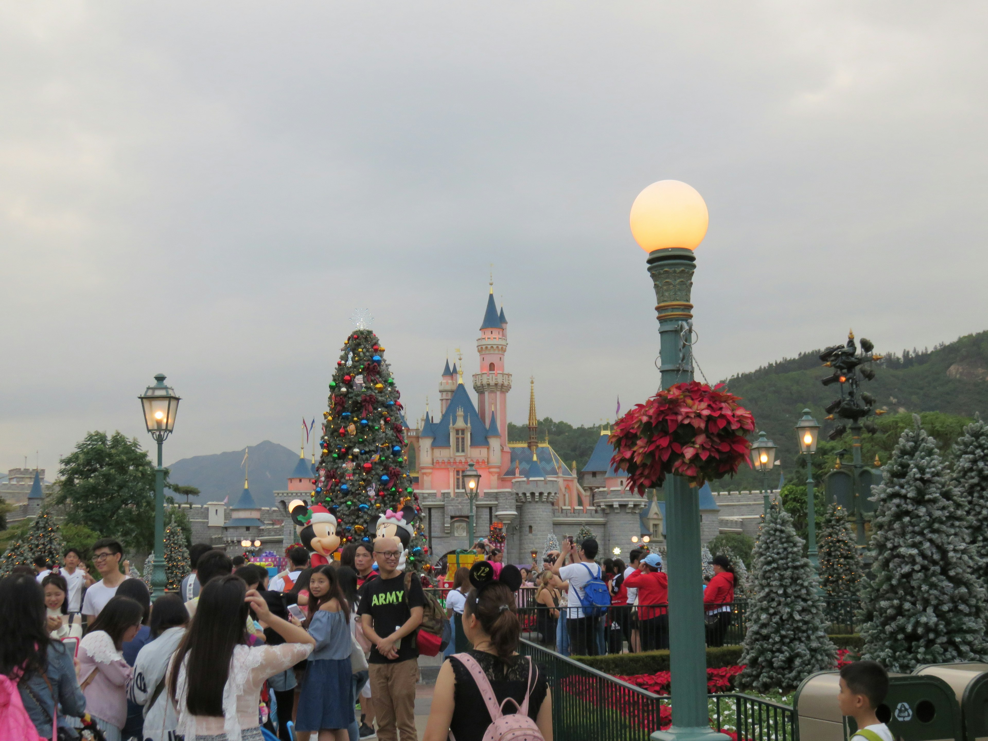 クリスマスツリーとカラフルな装飾が施されたディズニーランドの風景