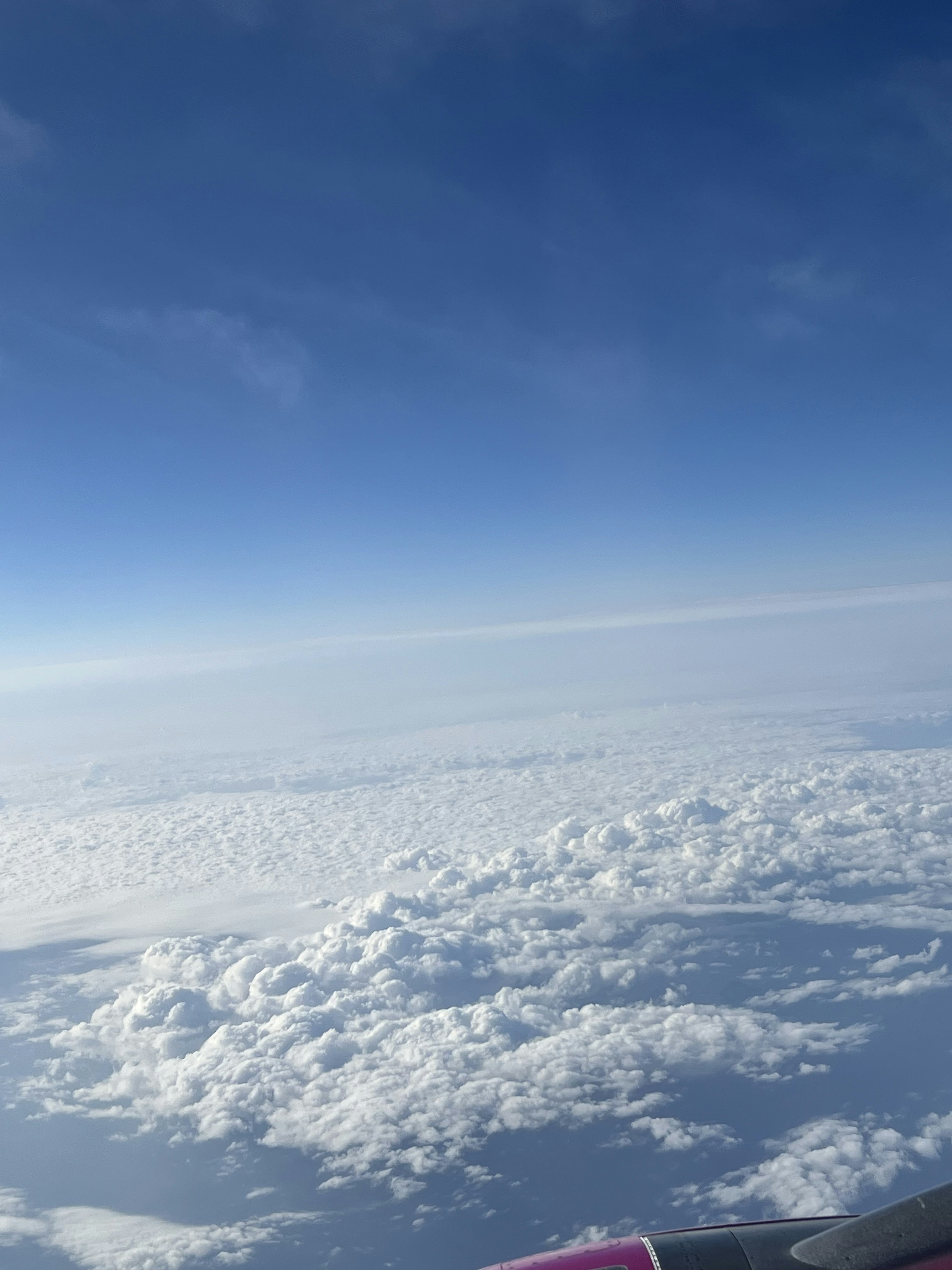 Pemandangan indah langit biru dan awan putih