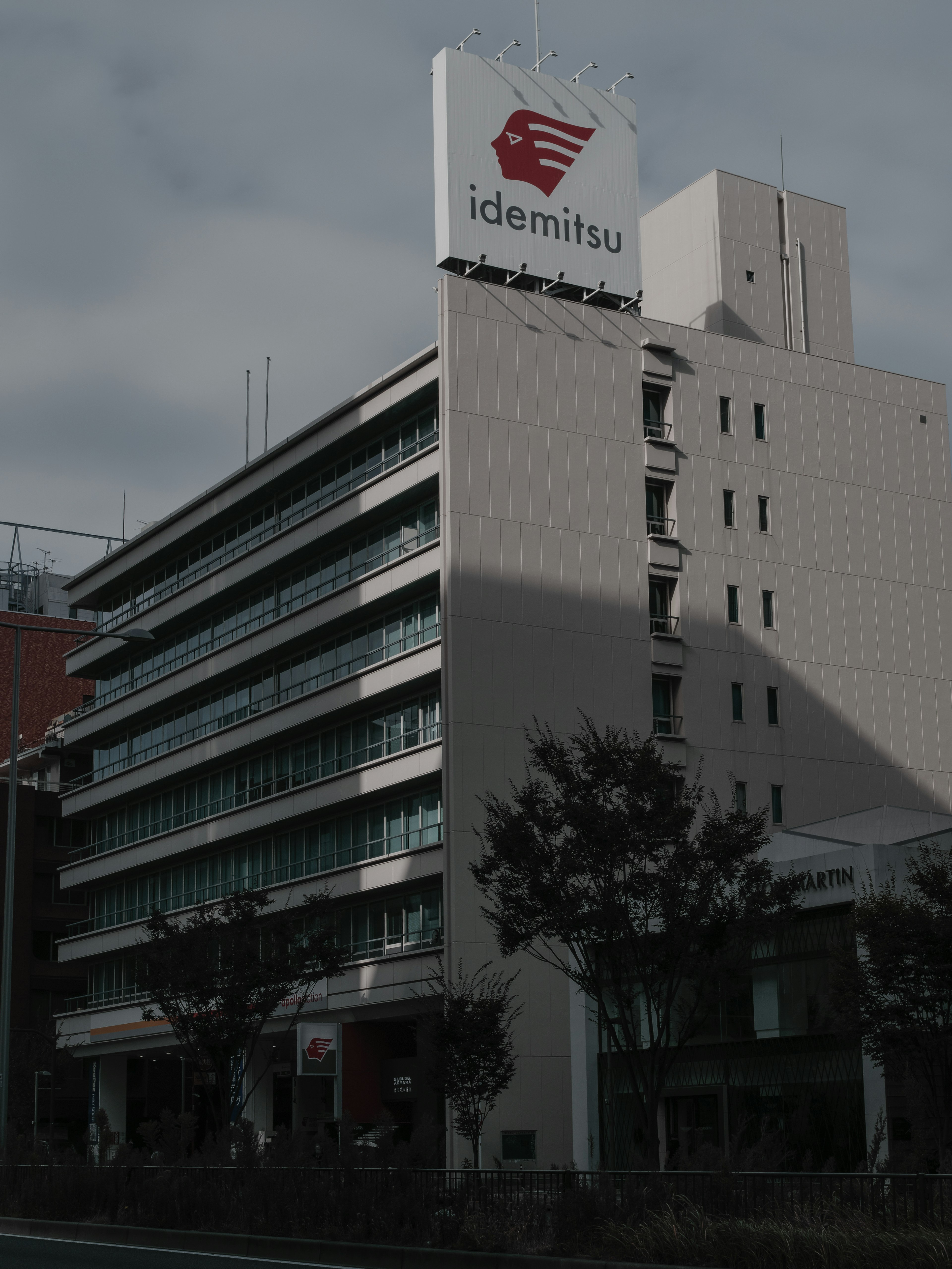 Extérieur moderne d'un bâtiment avec le logo Idemitsu