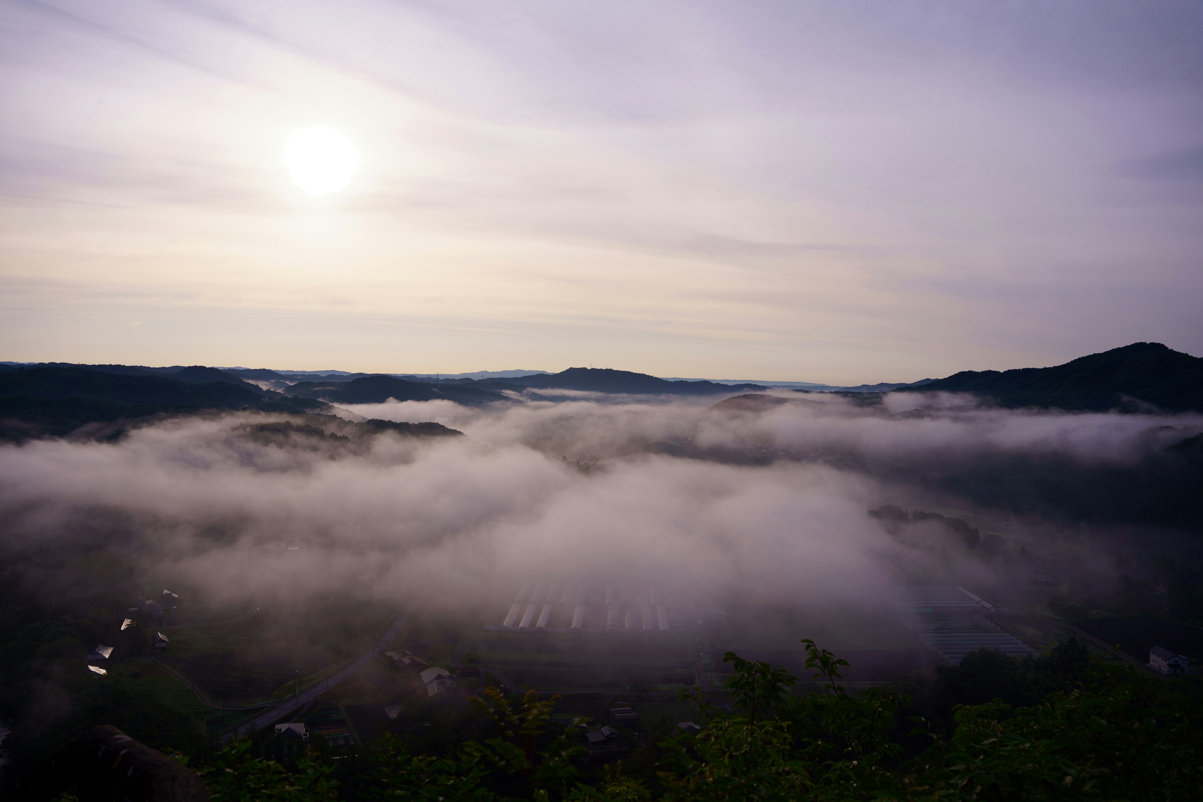 Nebelige Berglandschaft mit sanftem Sonnenlicht