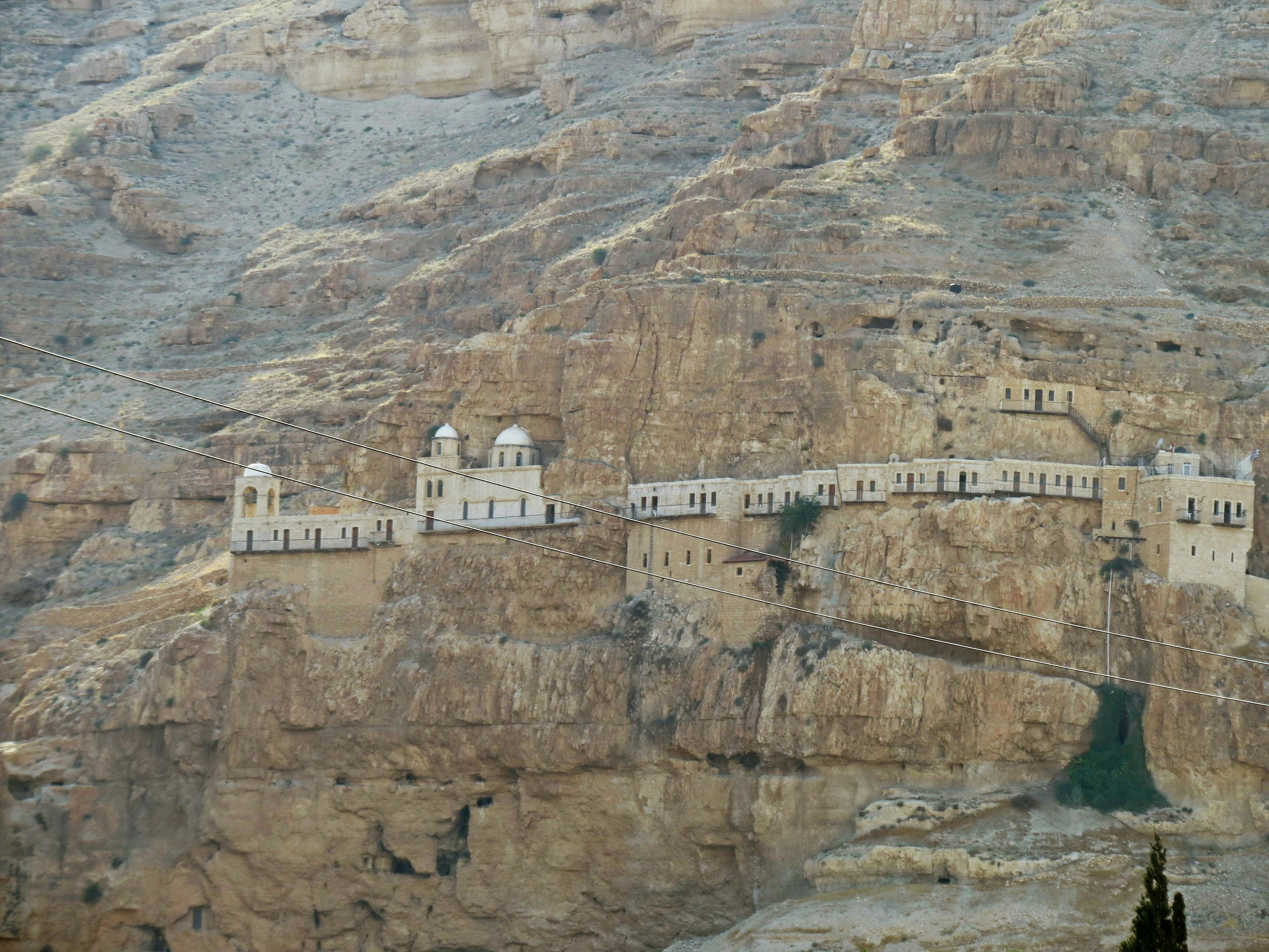 Monastère sur une colline rocheuse avec des structures uniques