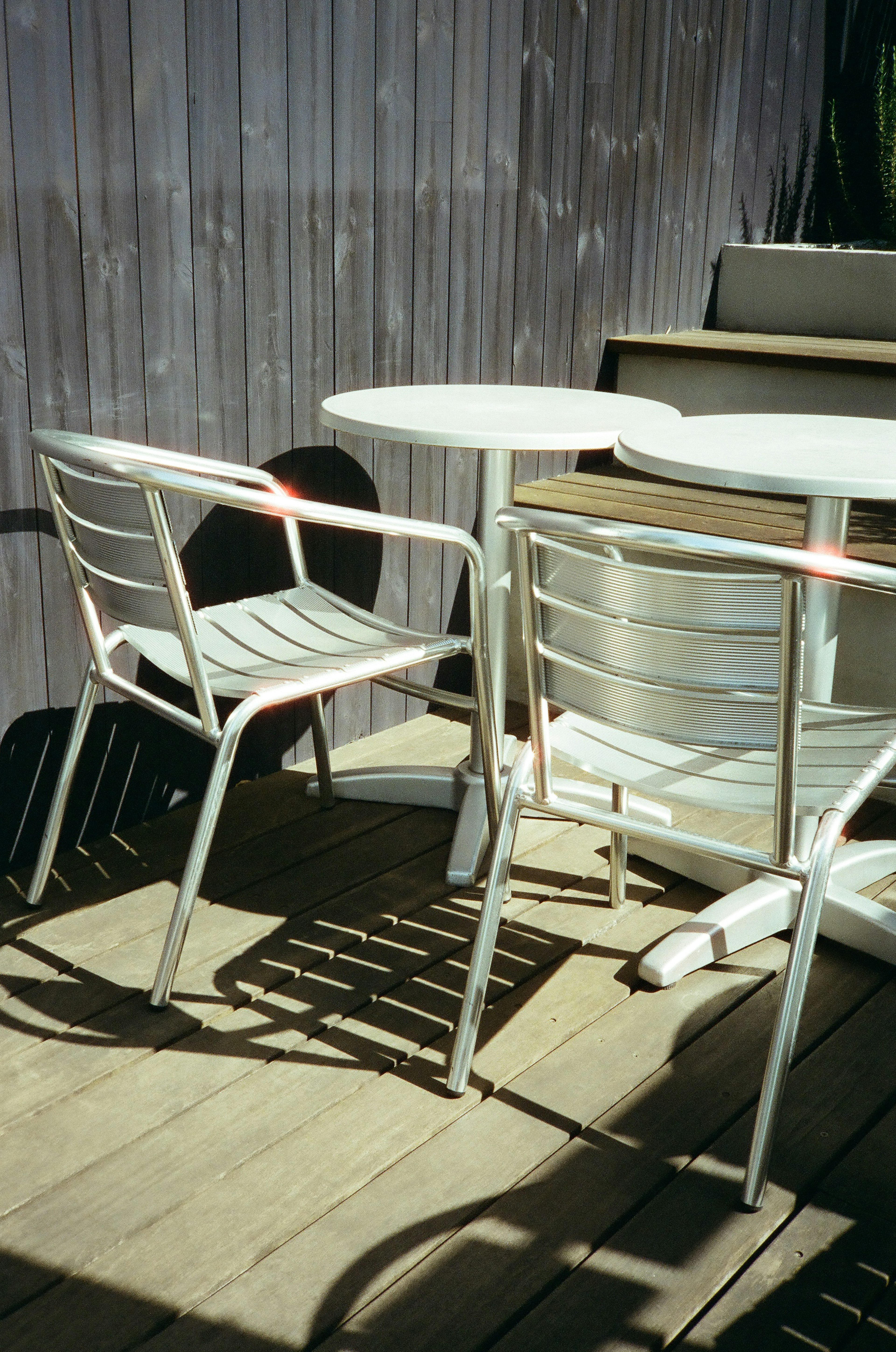 Ensemble de table et chaises blanches dans une zone ombragée