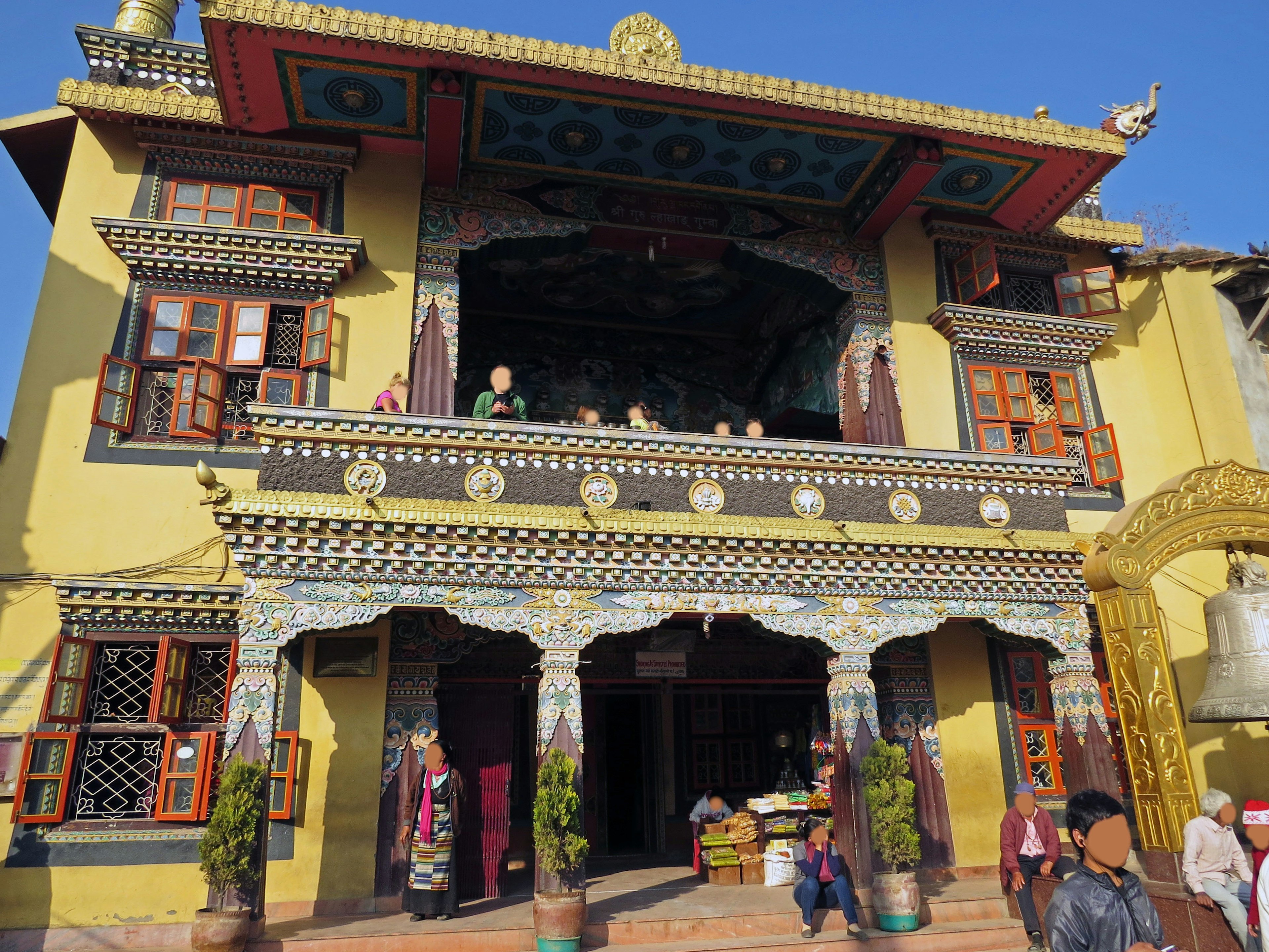 Bella facciata di un edificio in stile tibetano con decorazioni colorate e un balcone aperto