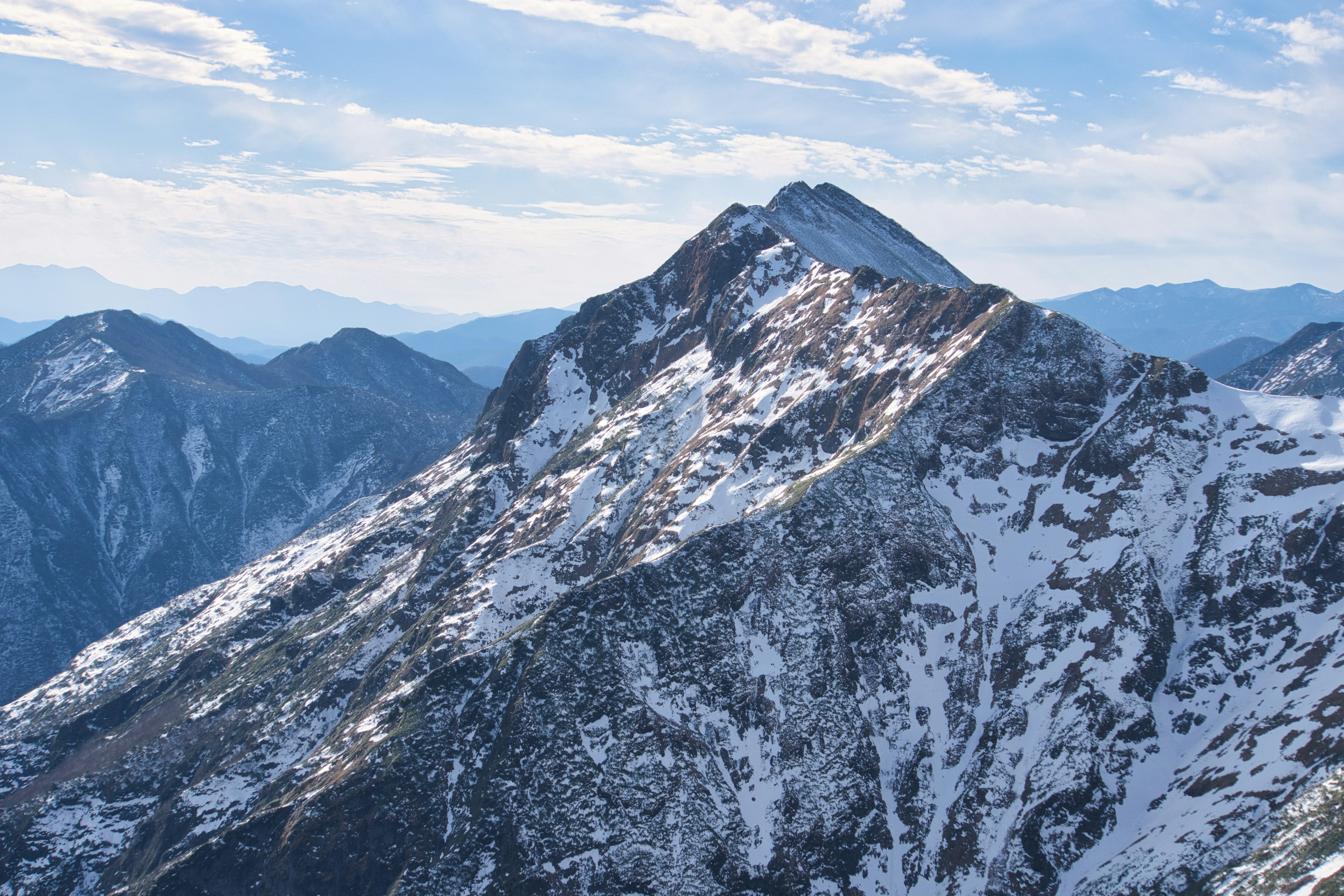 Schneebedeckter Berggipfel unter klarem blauen Himmel