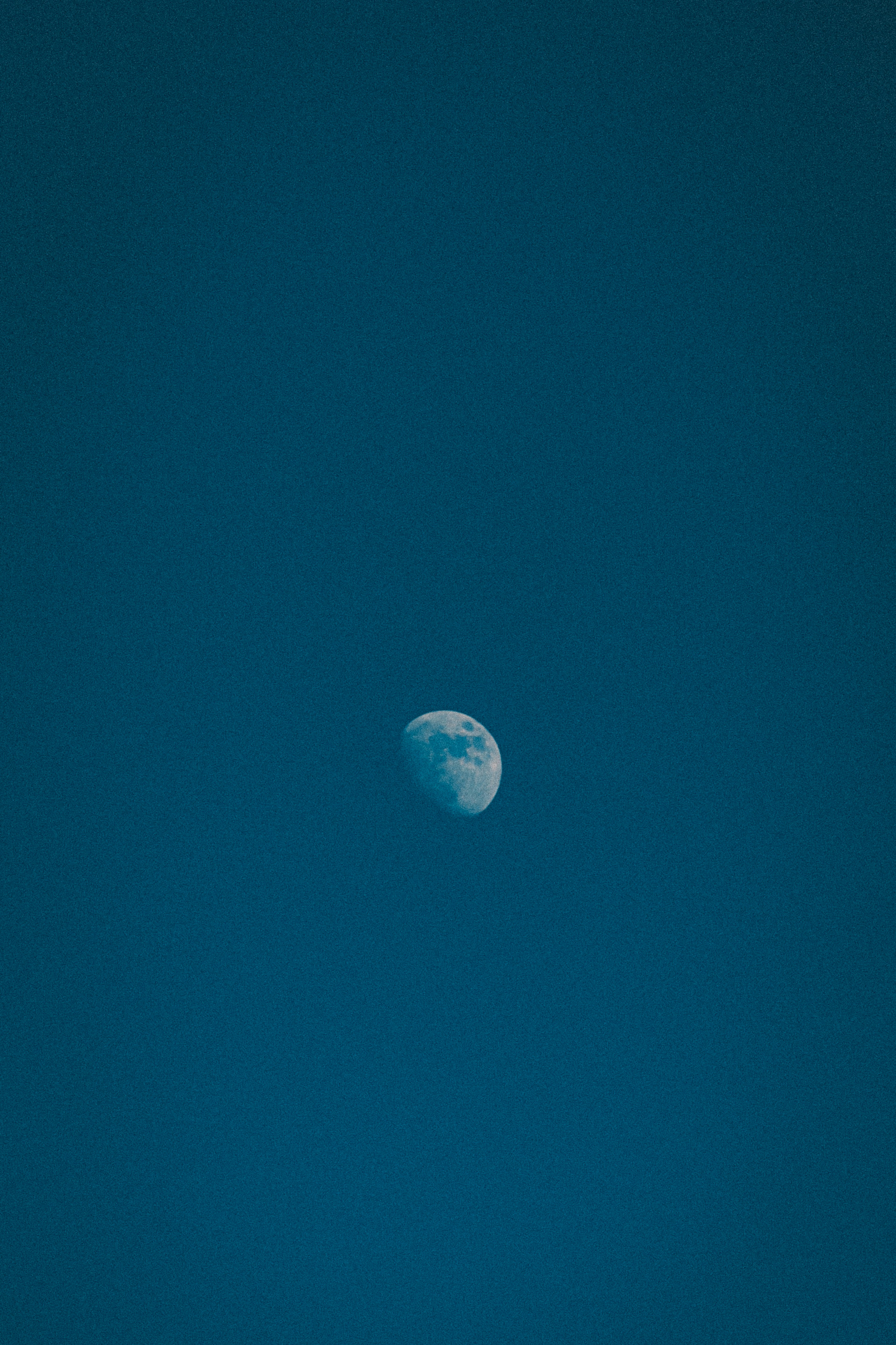 Close-up bulan di langit biru