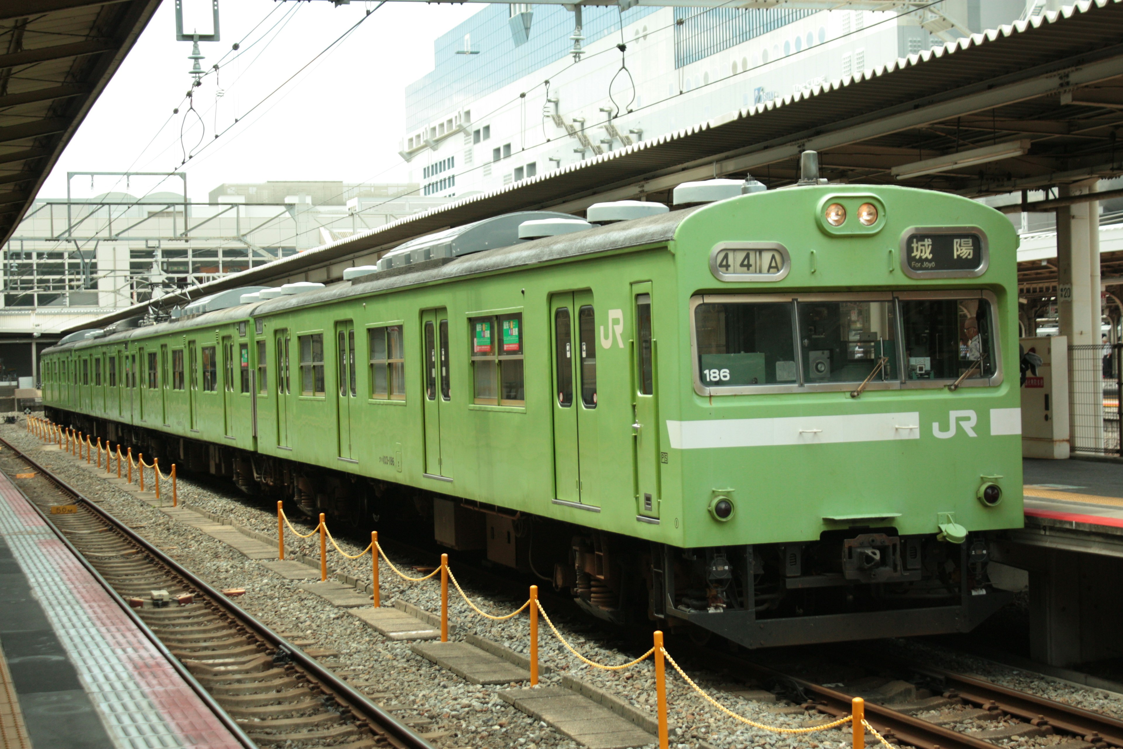 綠色JR列車停靠在車站月台