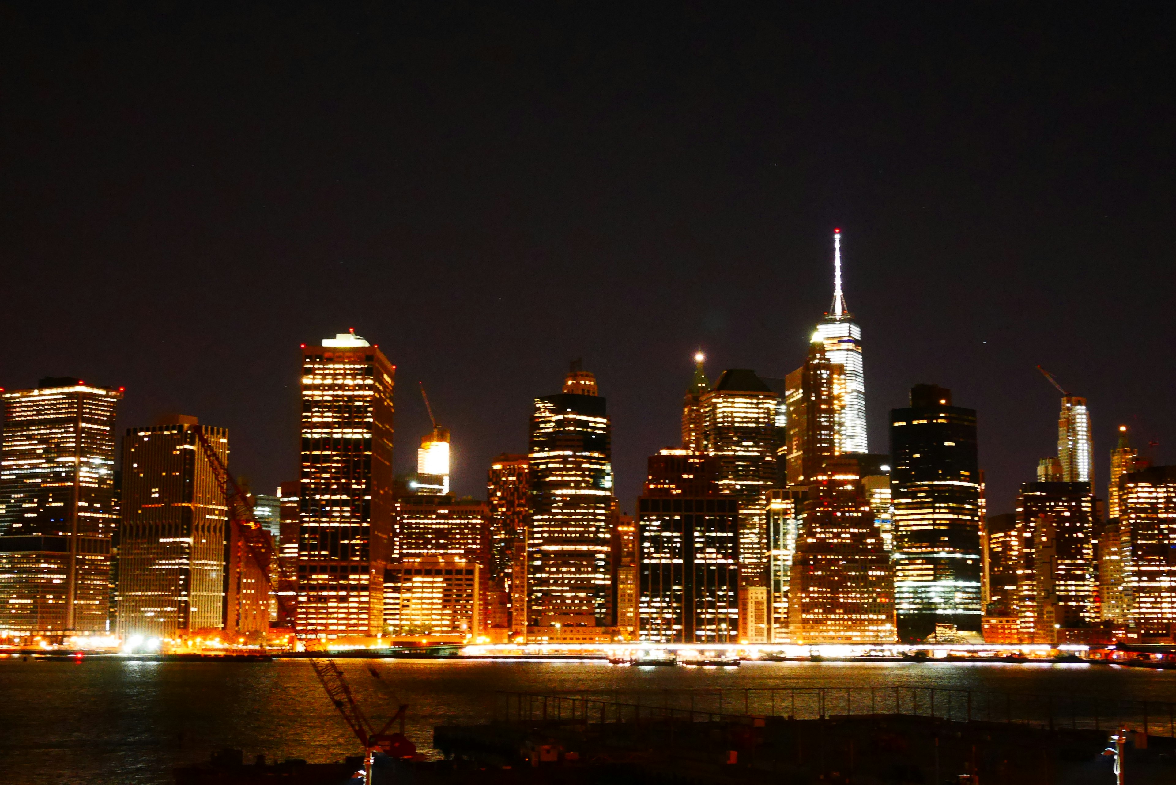 Skyline di New York illuminata di notte con grattacieli e luci