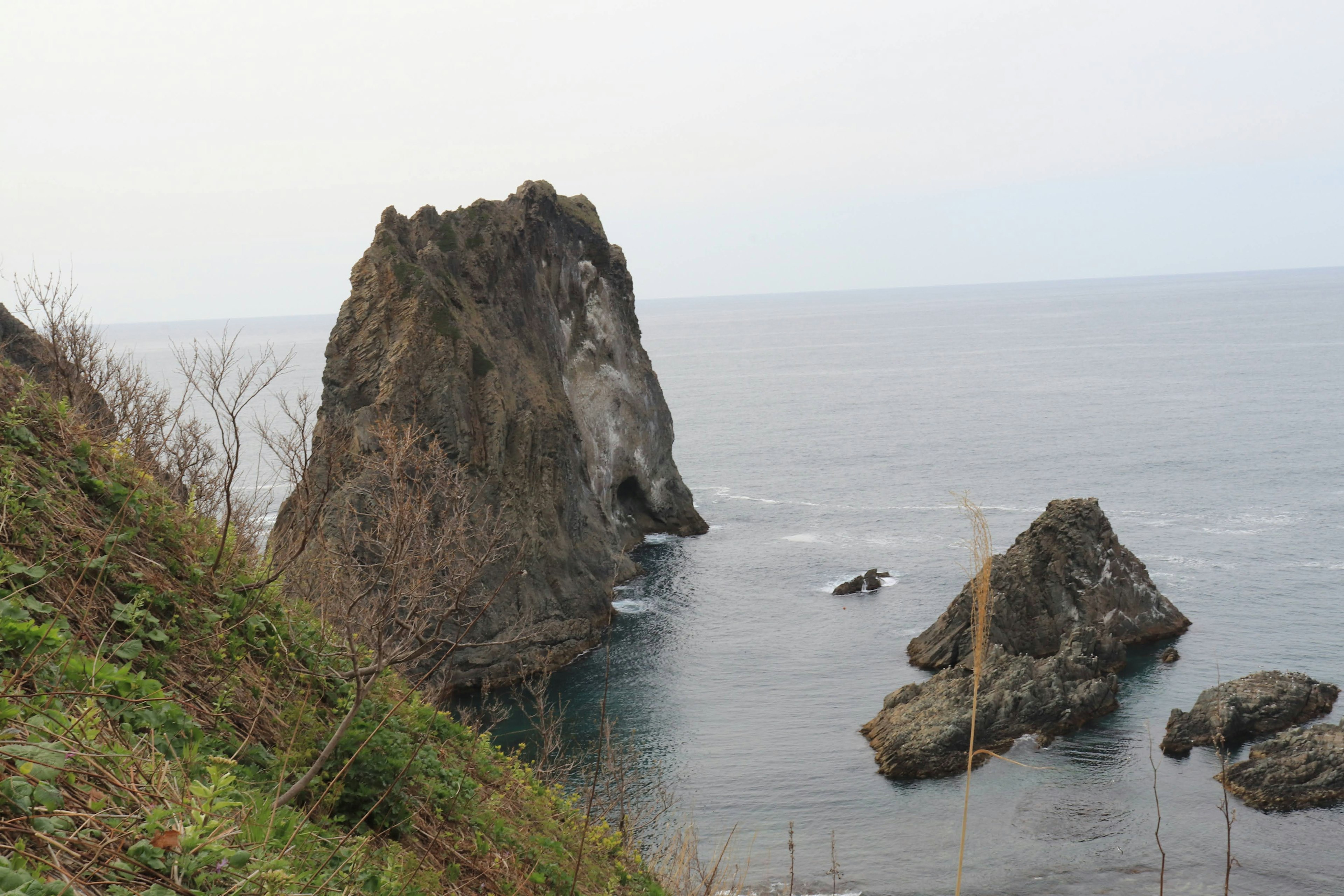 Formasi batu pantai dengan laut tenang