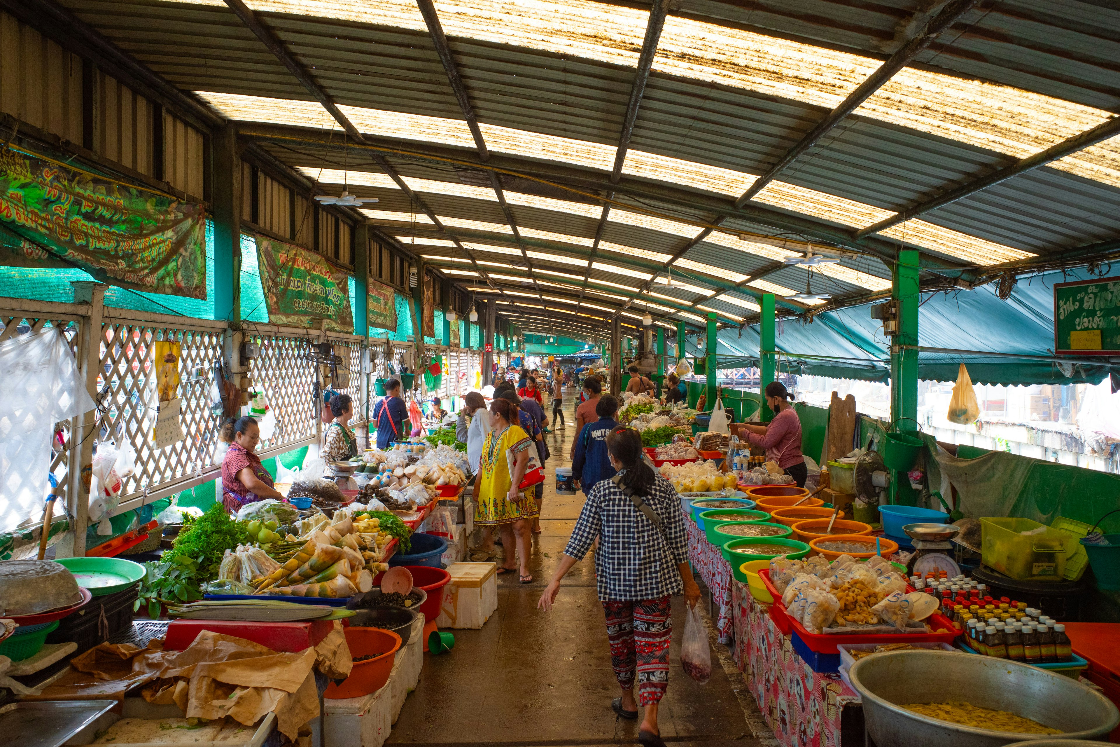 Scena di mercato affollato con verdure colorate esposte