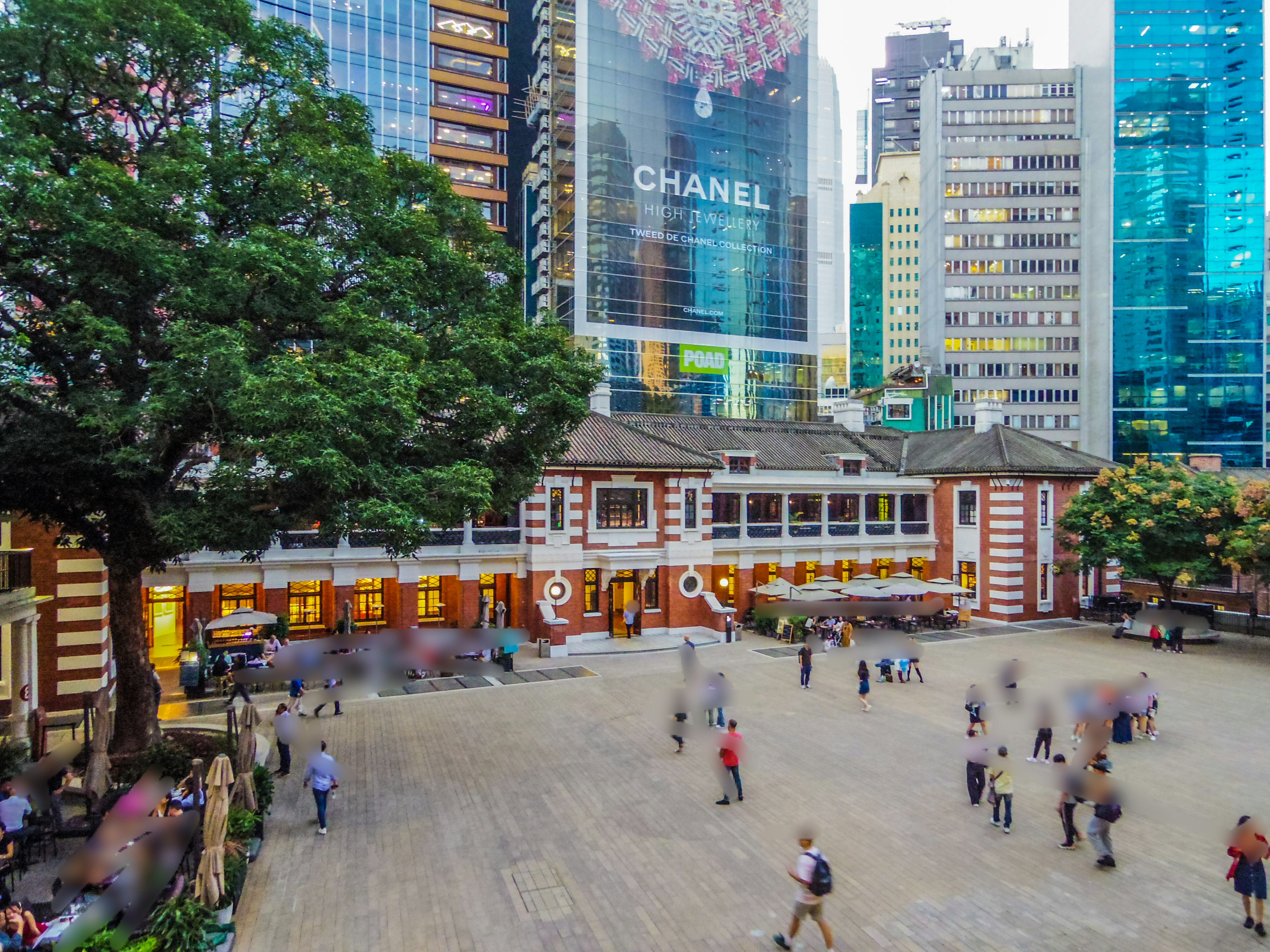 香港の歴史的な建物と現代的な高層ビルが共存する風景