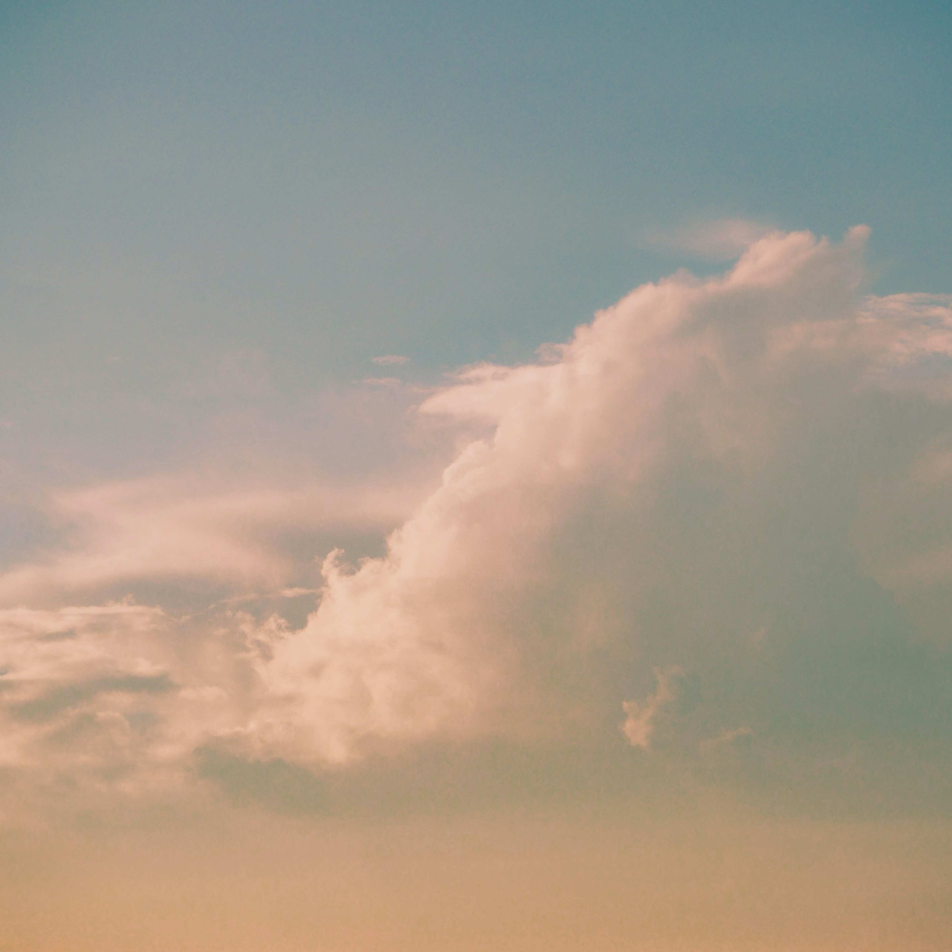 Sanfte Wolken, die in einem blauen Himmel treiben