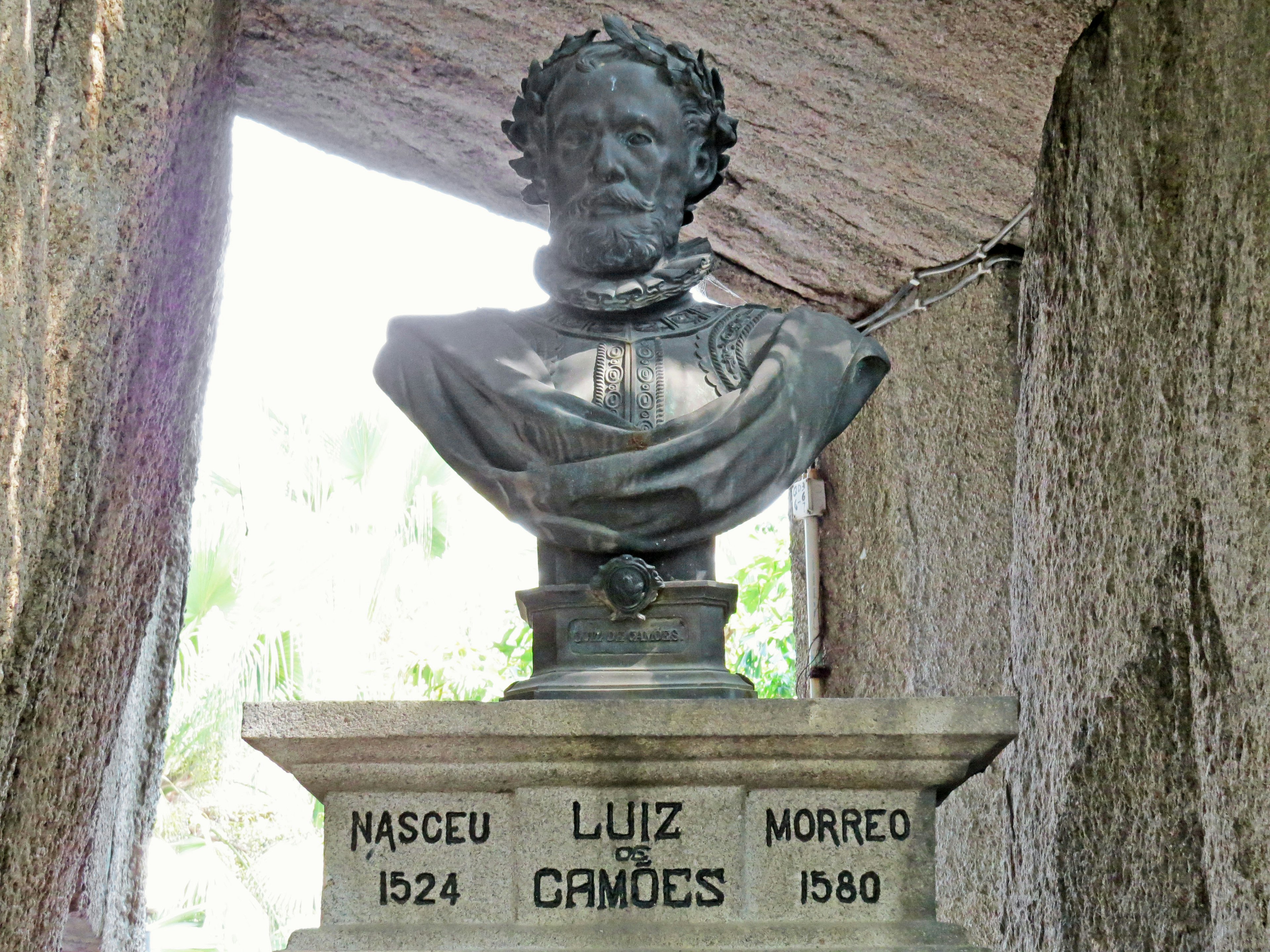 Busto de bronce de Luiz Camões con detalles de inscripción