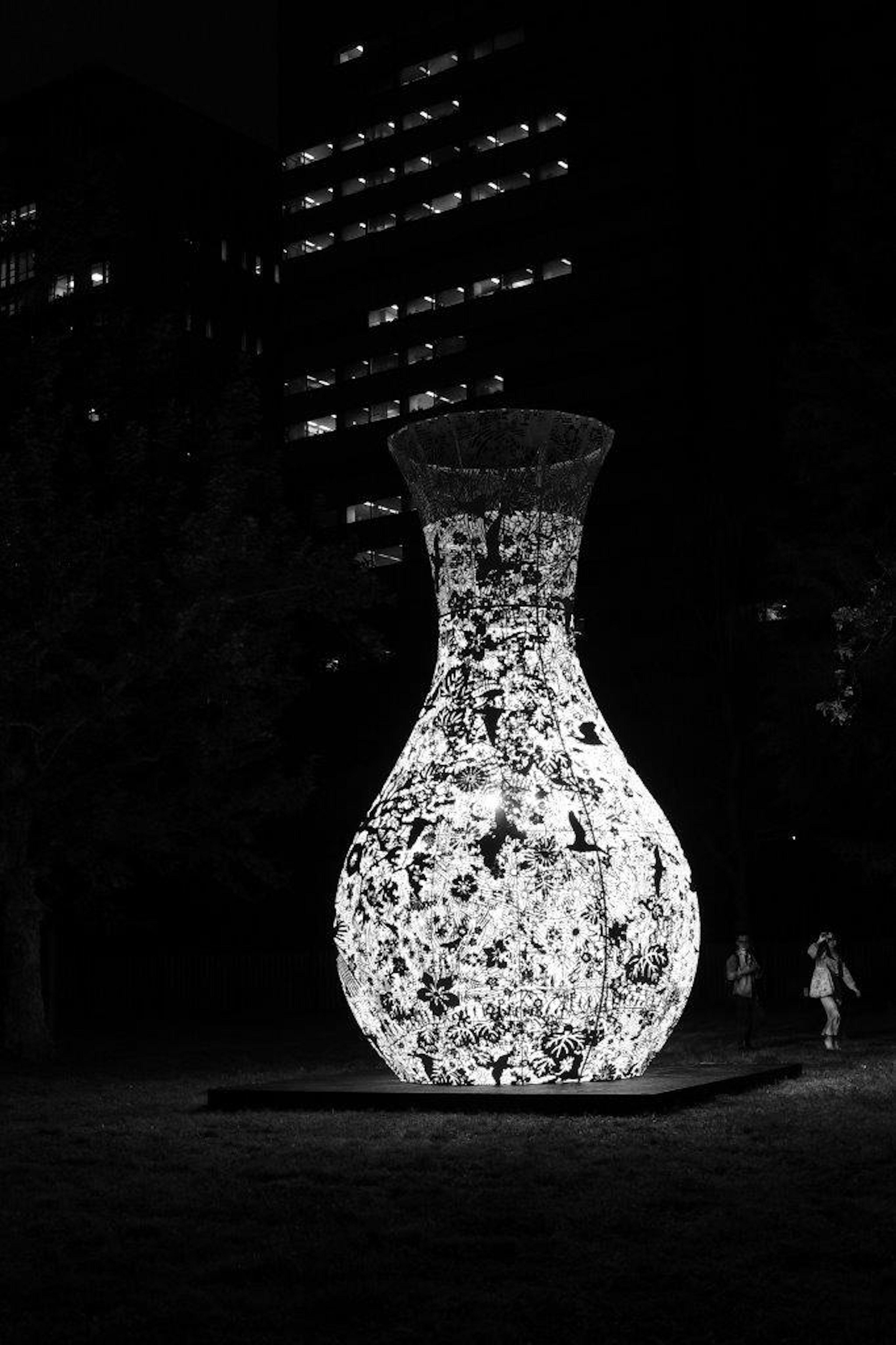 Gran escultura de jarrón iluminado contra un fondo oscuro