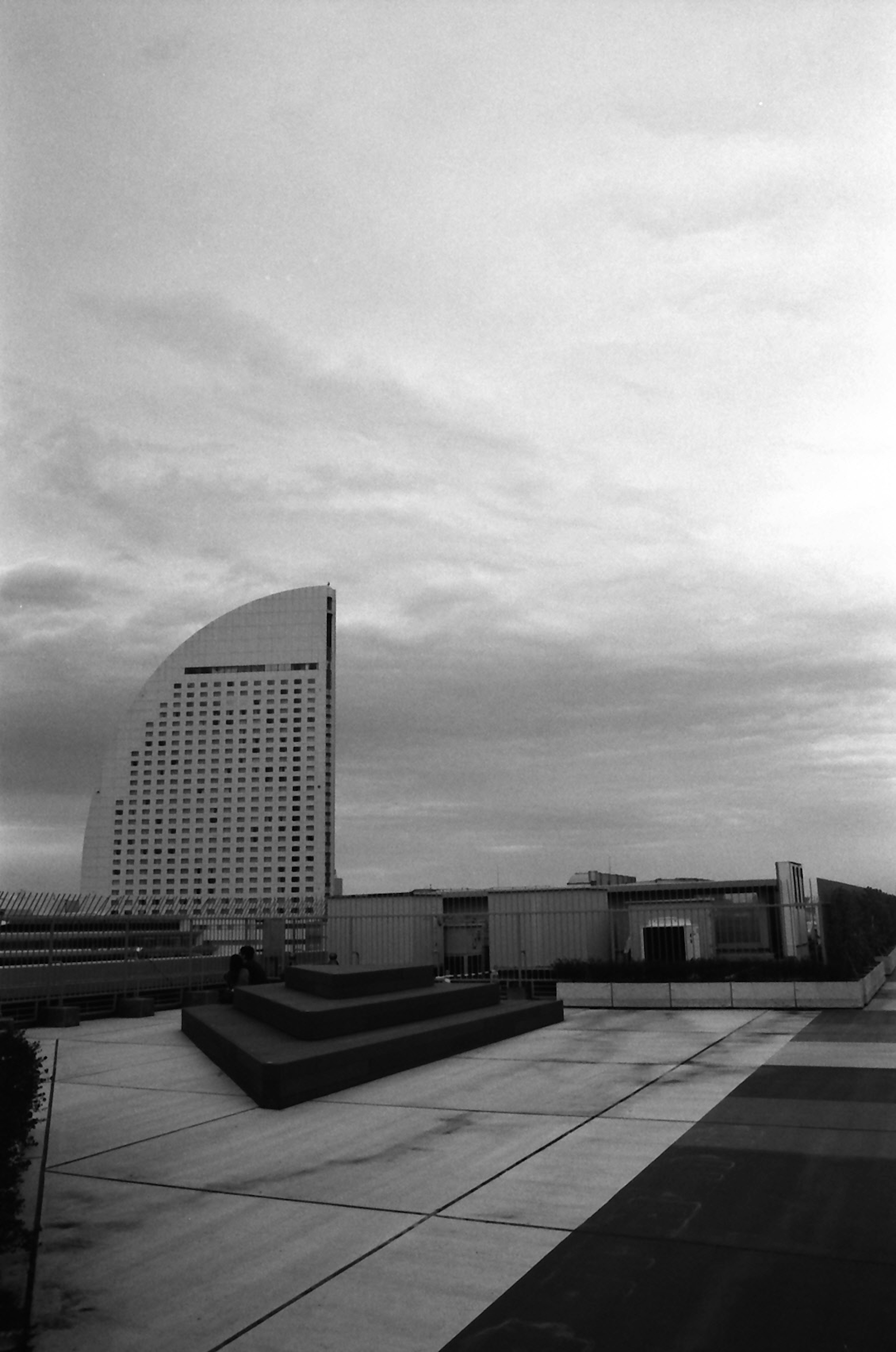 Edificio moderno en Yokohama con cielo nublado