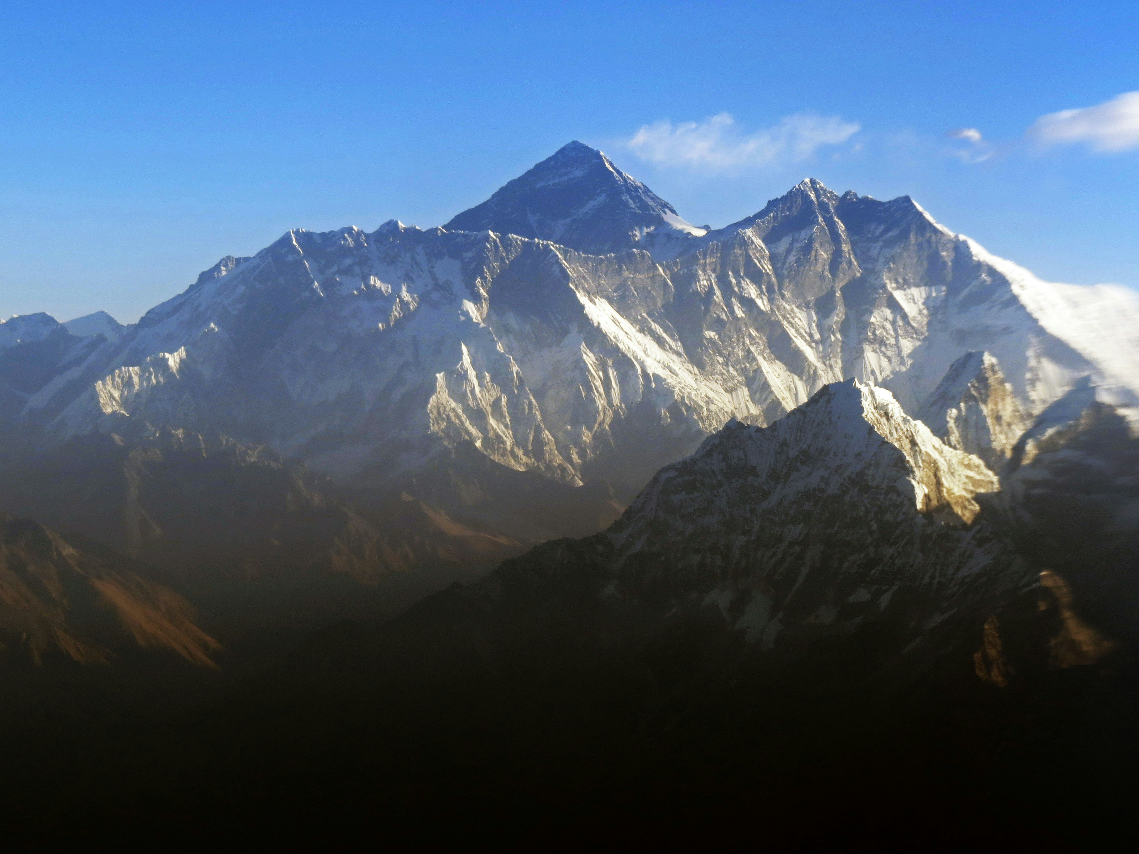 Vista mozzafiato del monte Everest con cielo blu e cime innevate