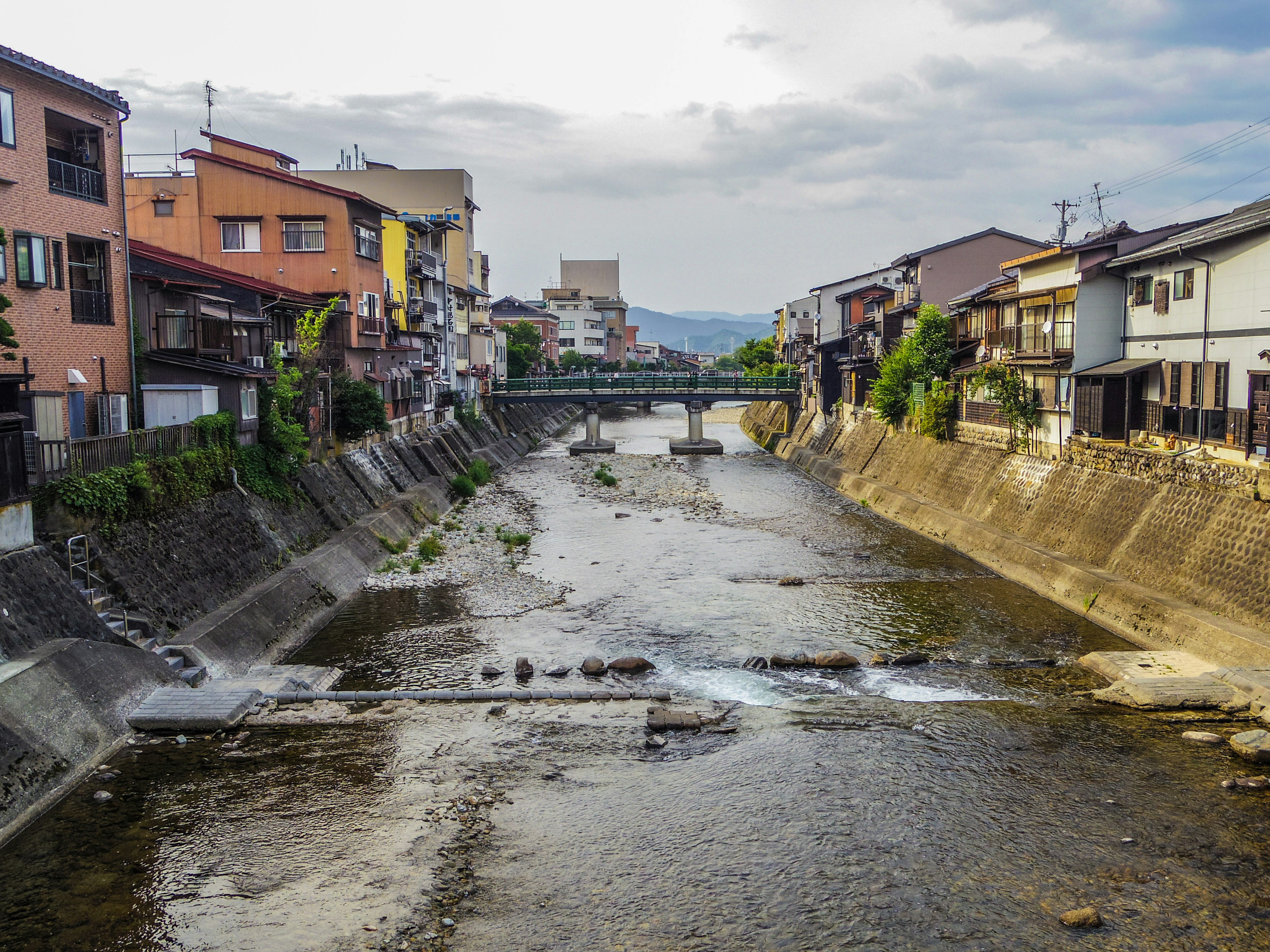 寧靜的河流與河岸建築的風景