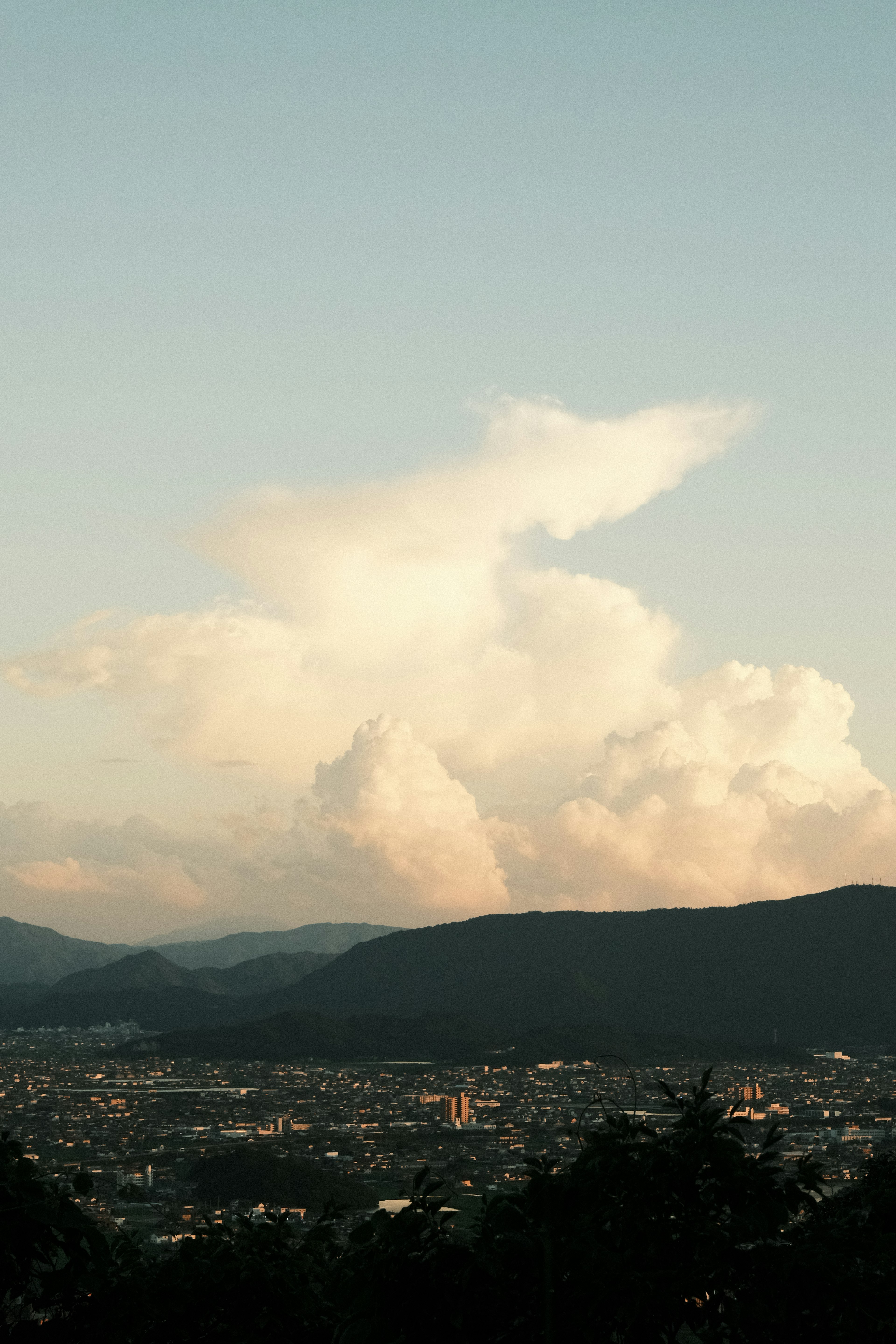 Vista de una ciudad y nubes desde una montaña