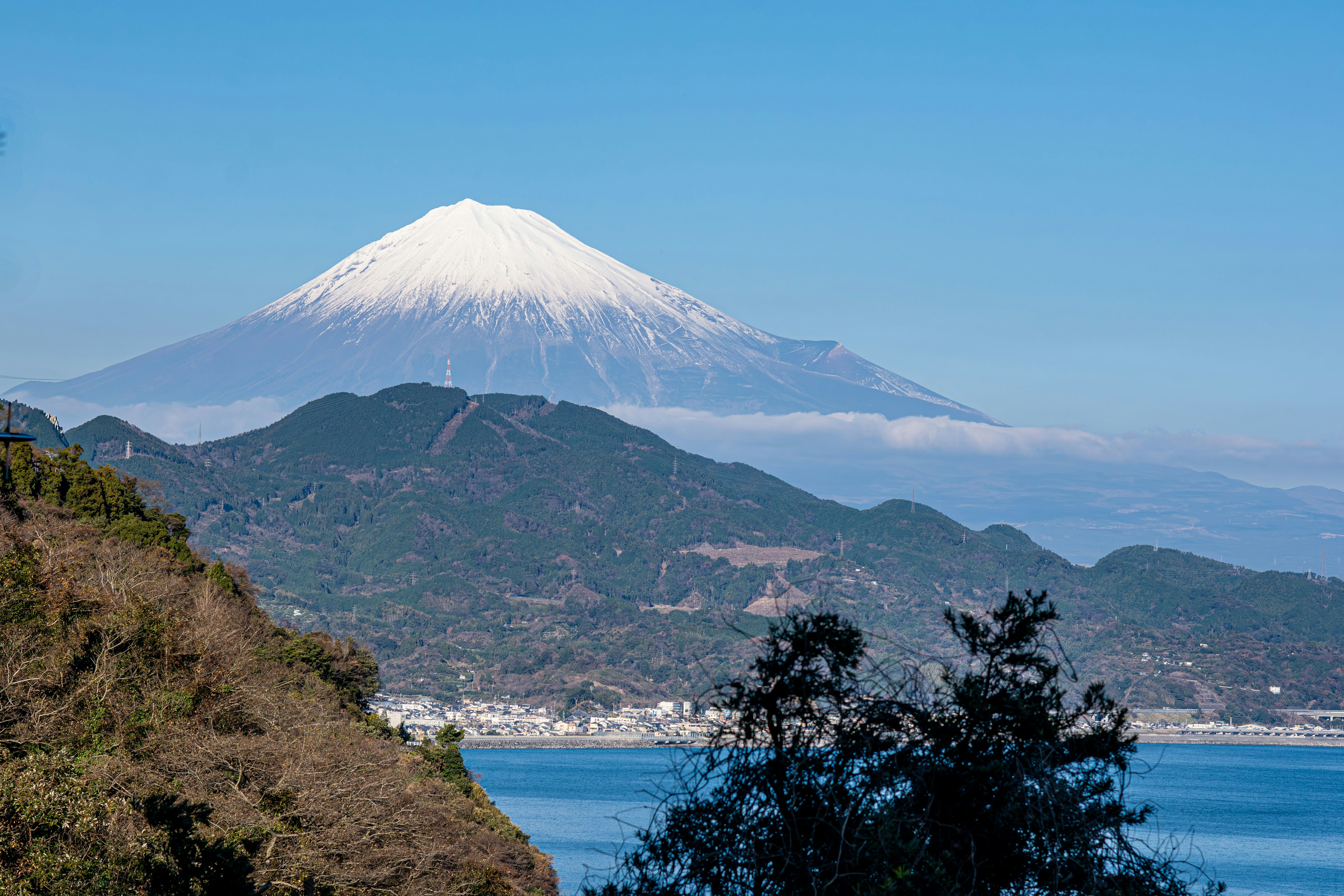 Vista panoramica del monte Fuji con cima innevata