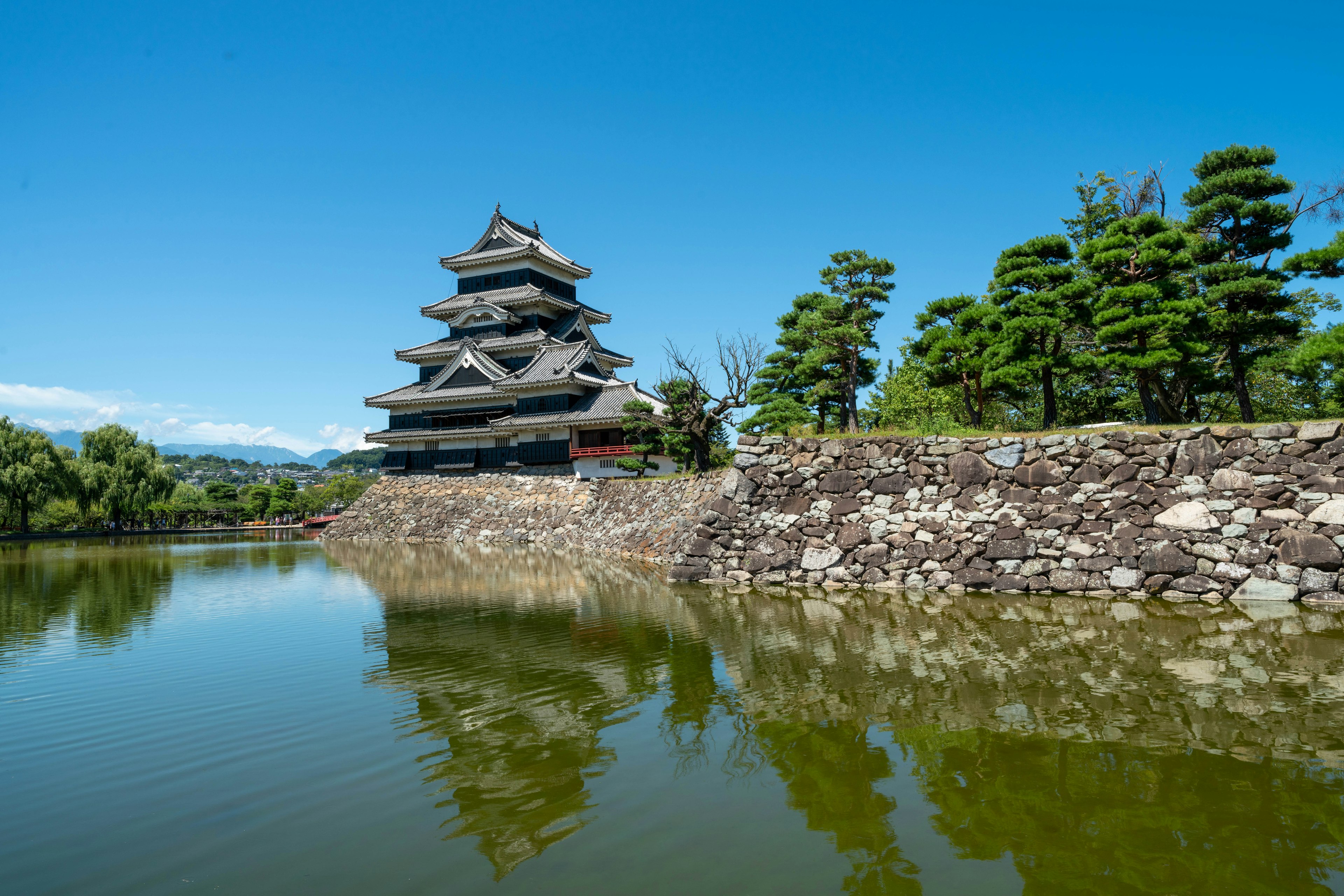 Pemandangan indah Kastil Matsumoto dengan refleksi di air