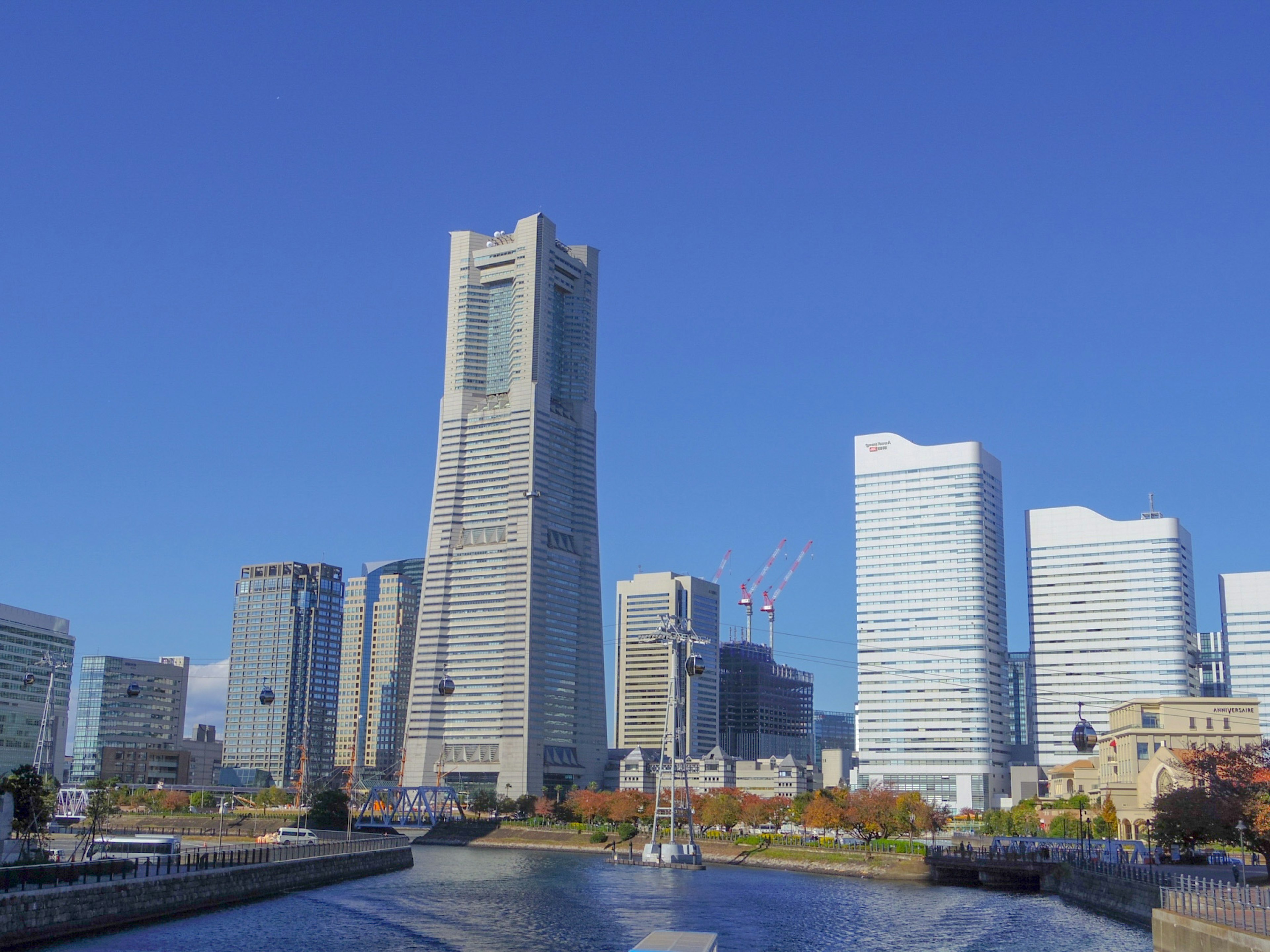 Skyline von Yokohama mit Wolkenkratzern und klarem blauen Himmel