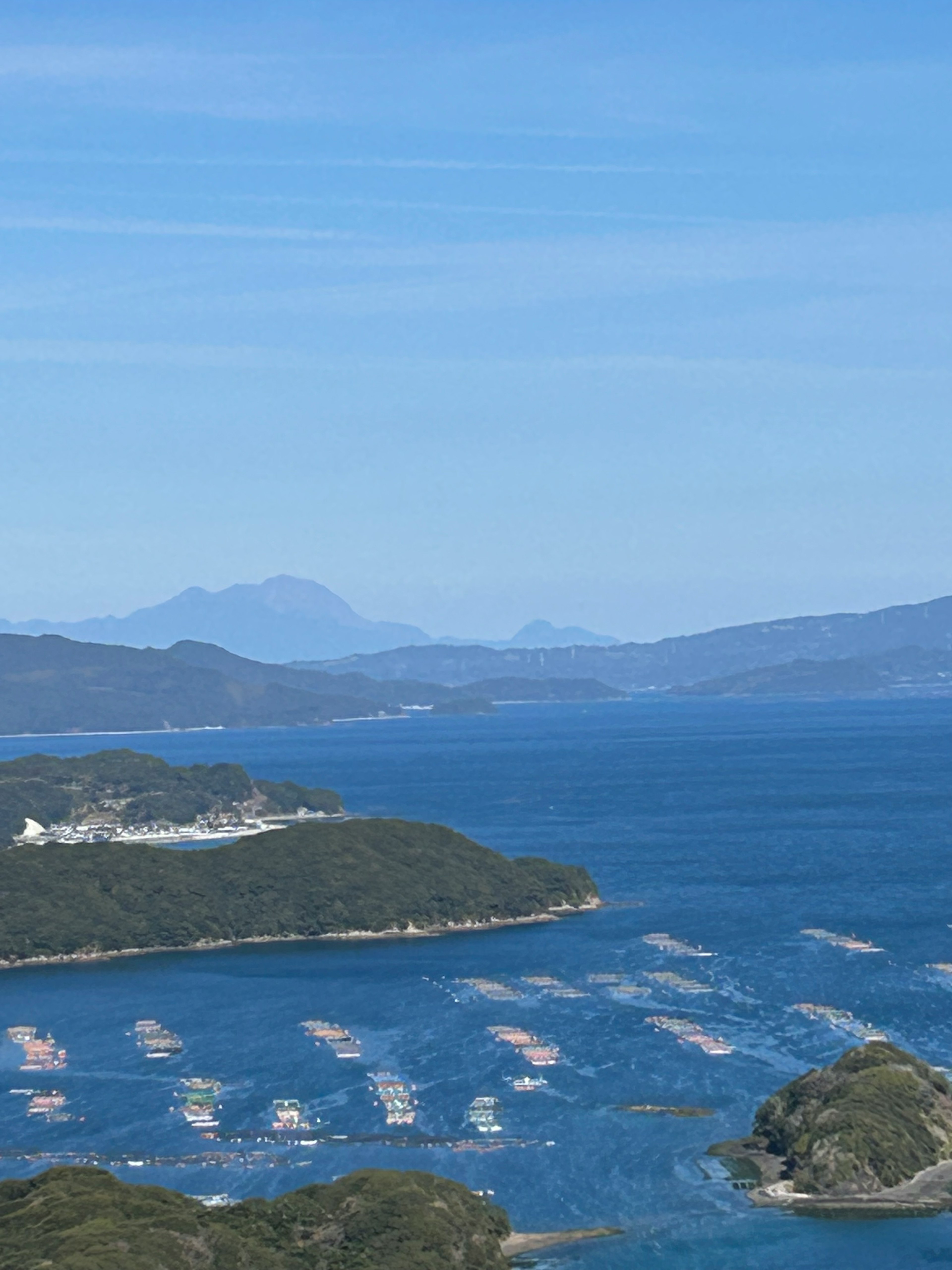 美丽的蓝色海洋和岛屿的景观，漂浮着船只