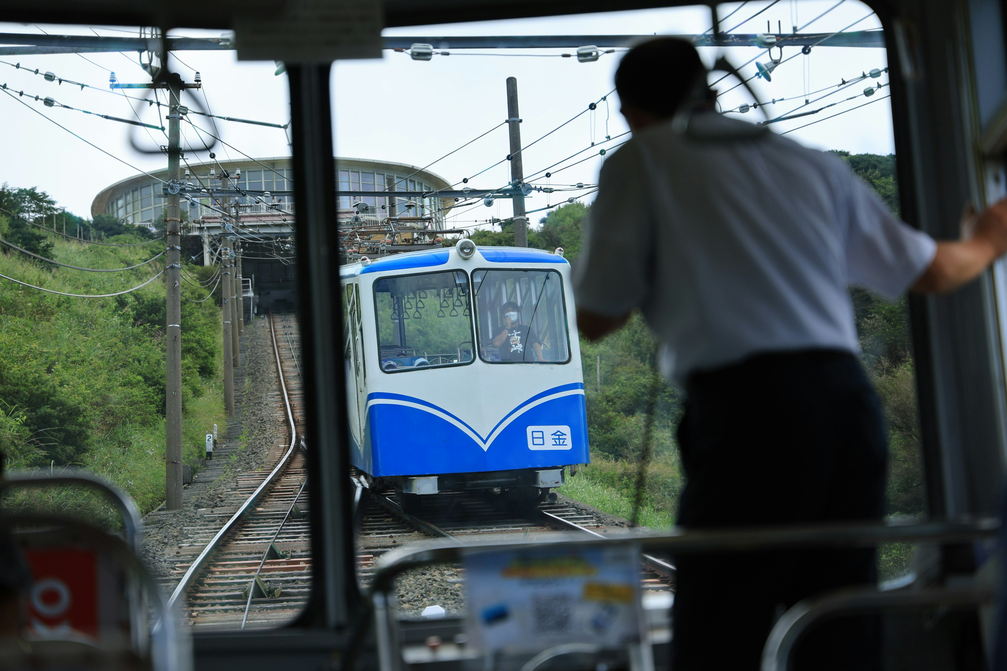 รถไฟสีน้ำเงินที่กำลังเข้ามาที่รางพร้อมมุมมองของคนขับ