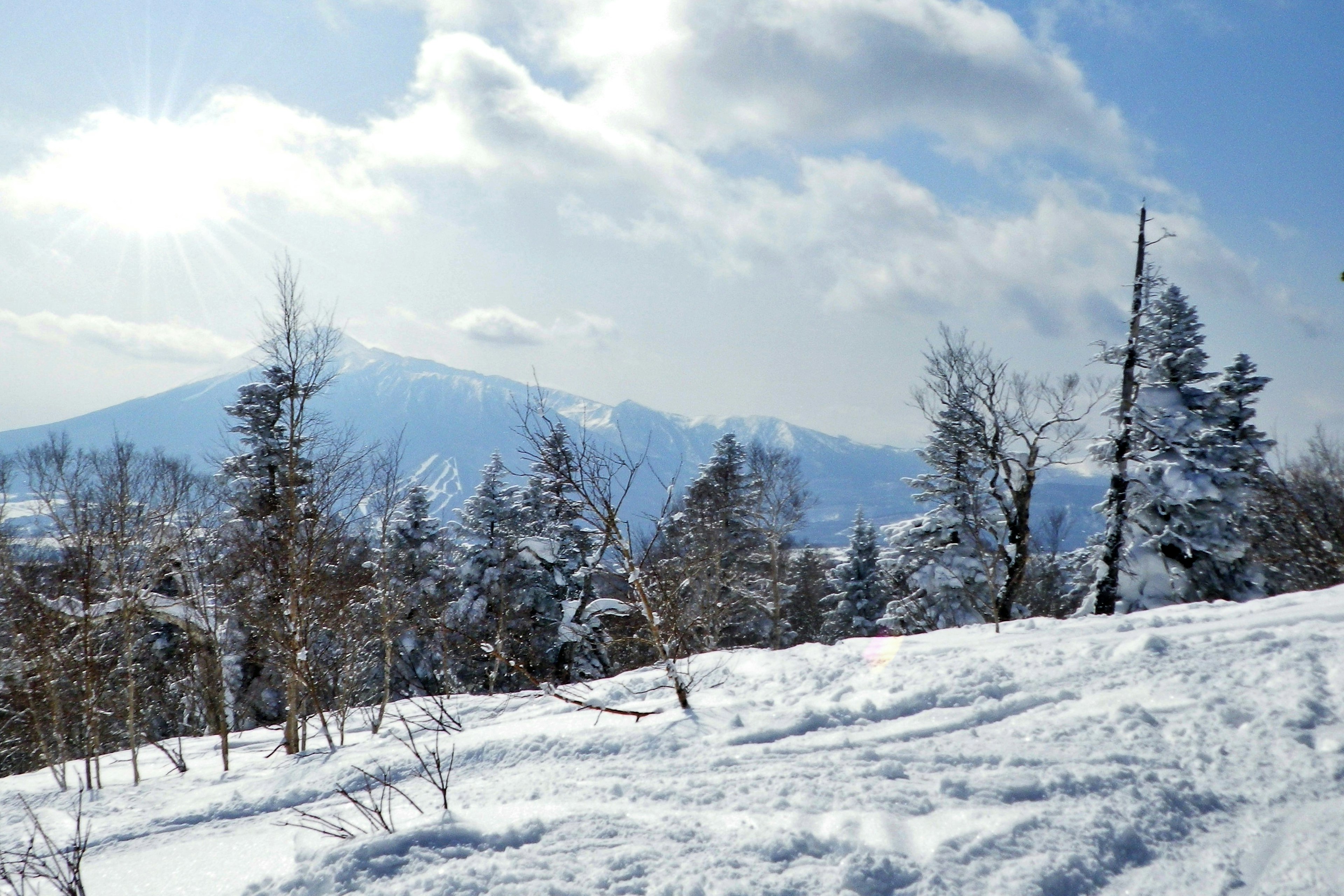 Paesaggio innevato con belle montagne sullo sfondo