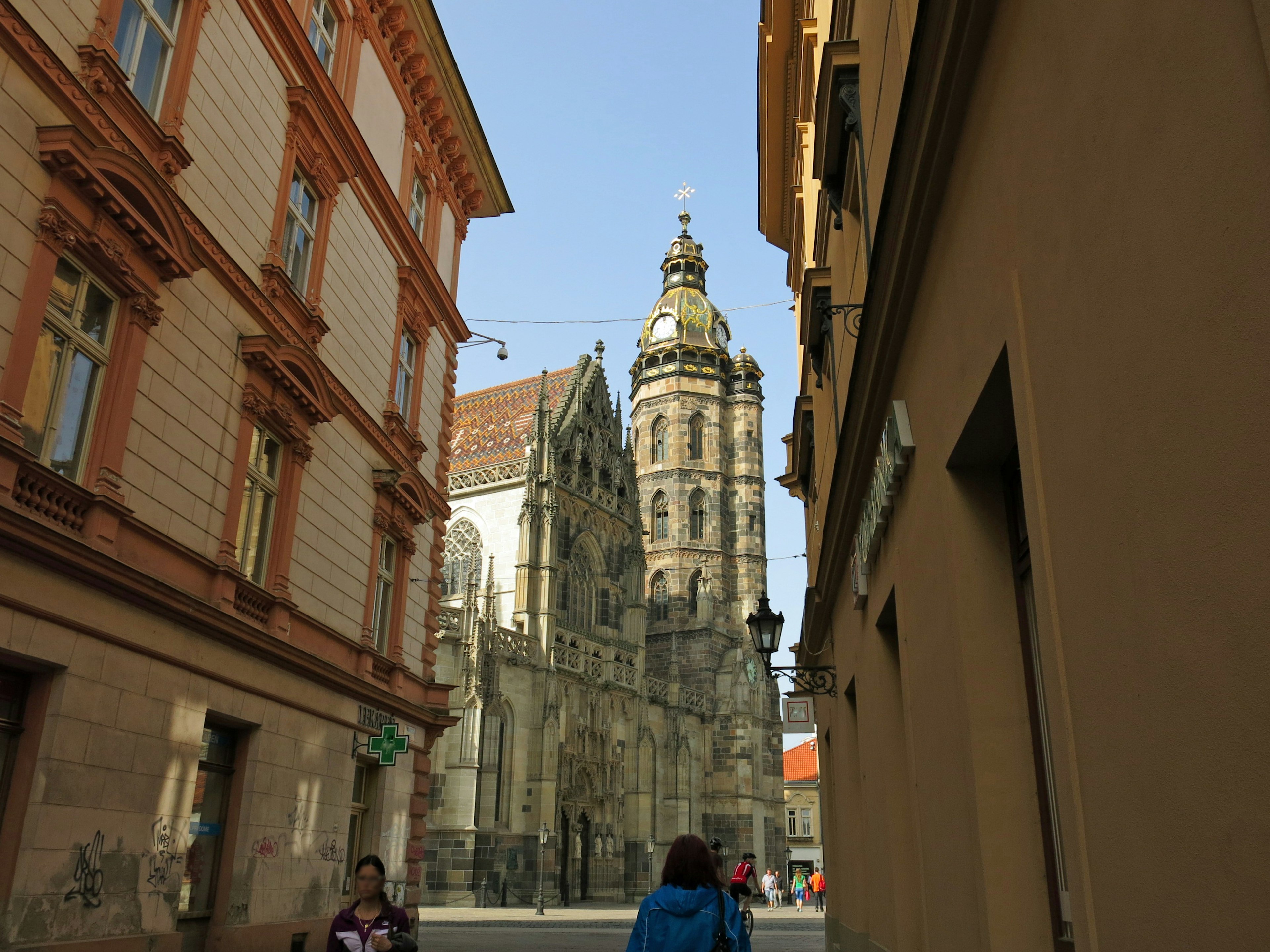 Vista di edifici storici e di una cattedrale lungo una strada stretta